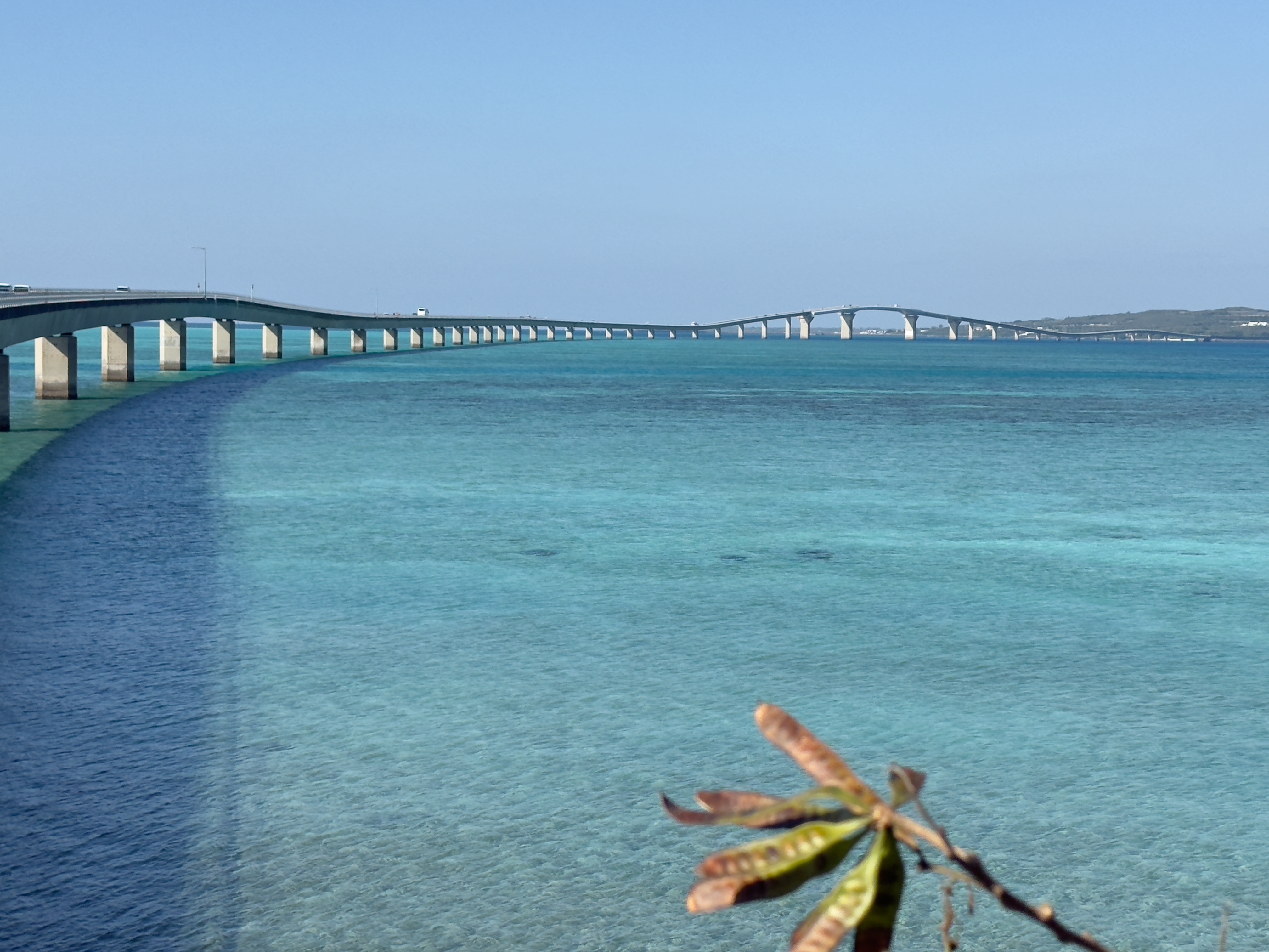 宮古島以「宮古藍」（Miyako Blue）聞名，被譽為「東亞馬爾地夫」，澄澈海色成為許多人心中最嚮往的海島風景。