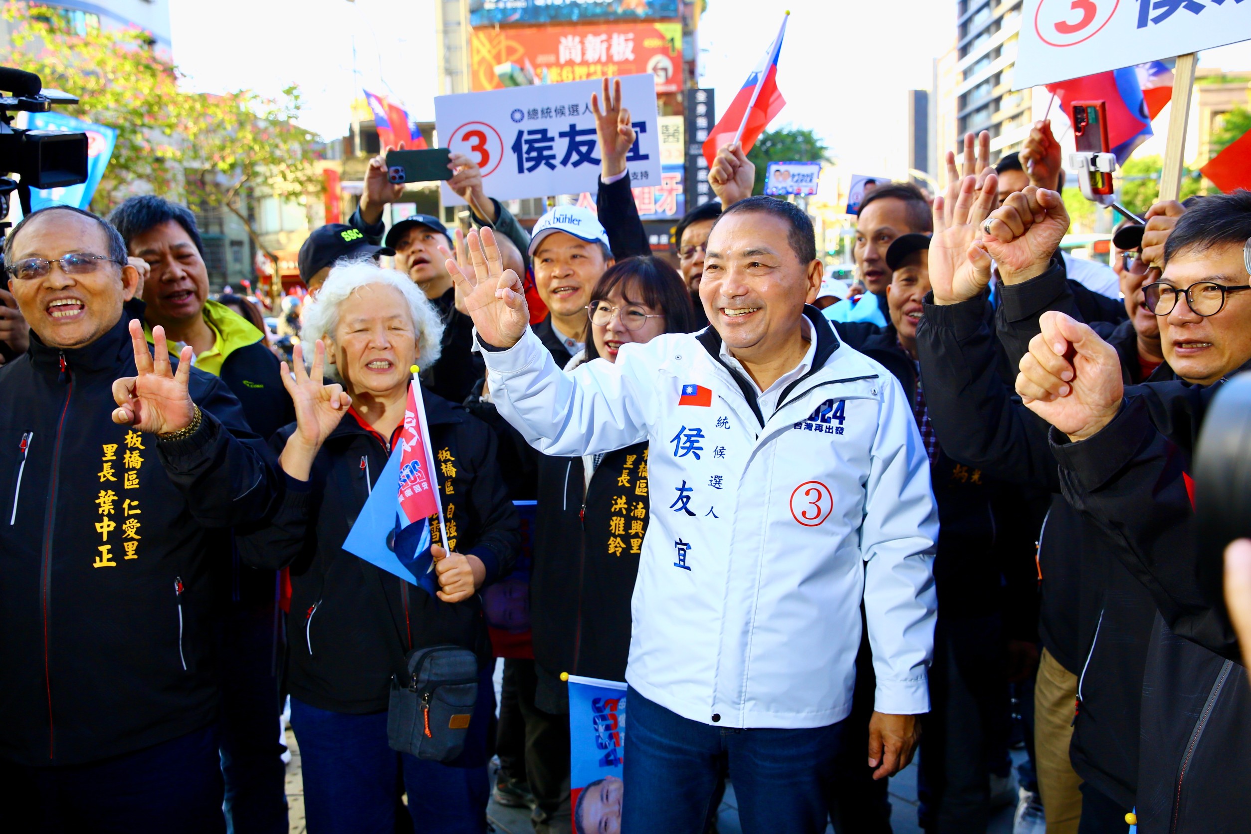 侯友宜今上午回防新北本命區掃街。