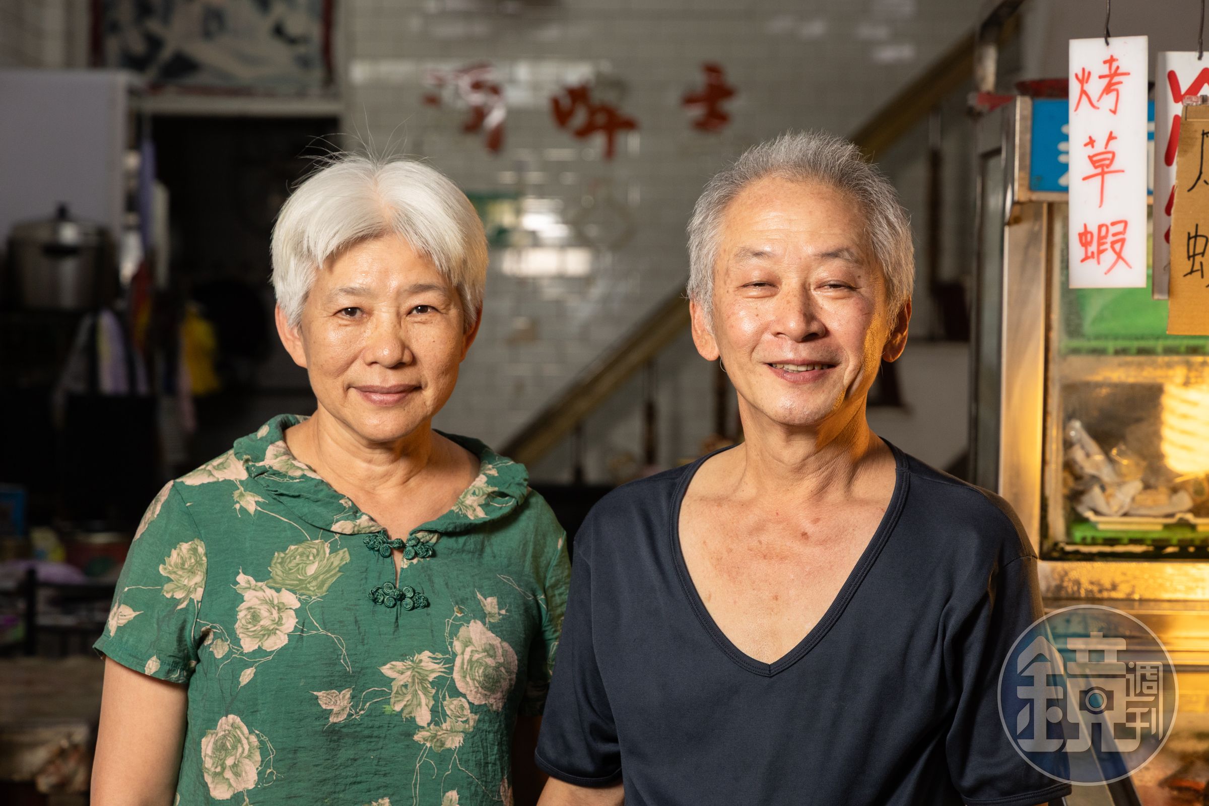老闆施建祥(右)與老闆娘盧蓮碧(左)數十年如一日經營老店。