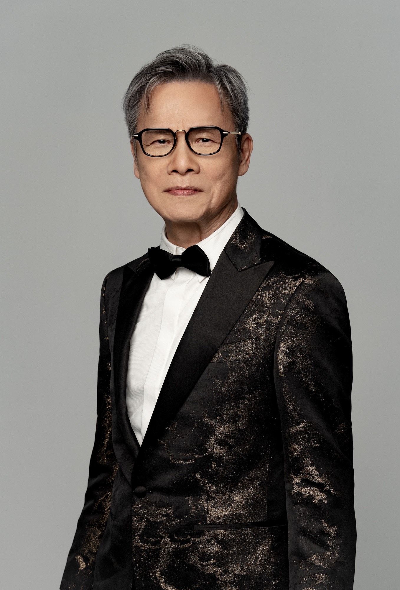 羅大佑始終銘記在充滿動盪的時代,獻身音樂的鄧雨賢堅毅不屈的風骨。(大右音樂提供)