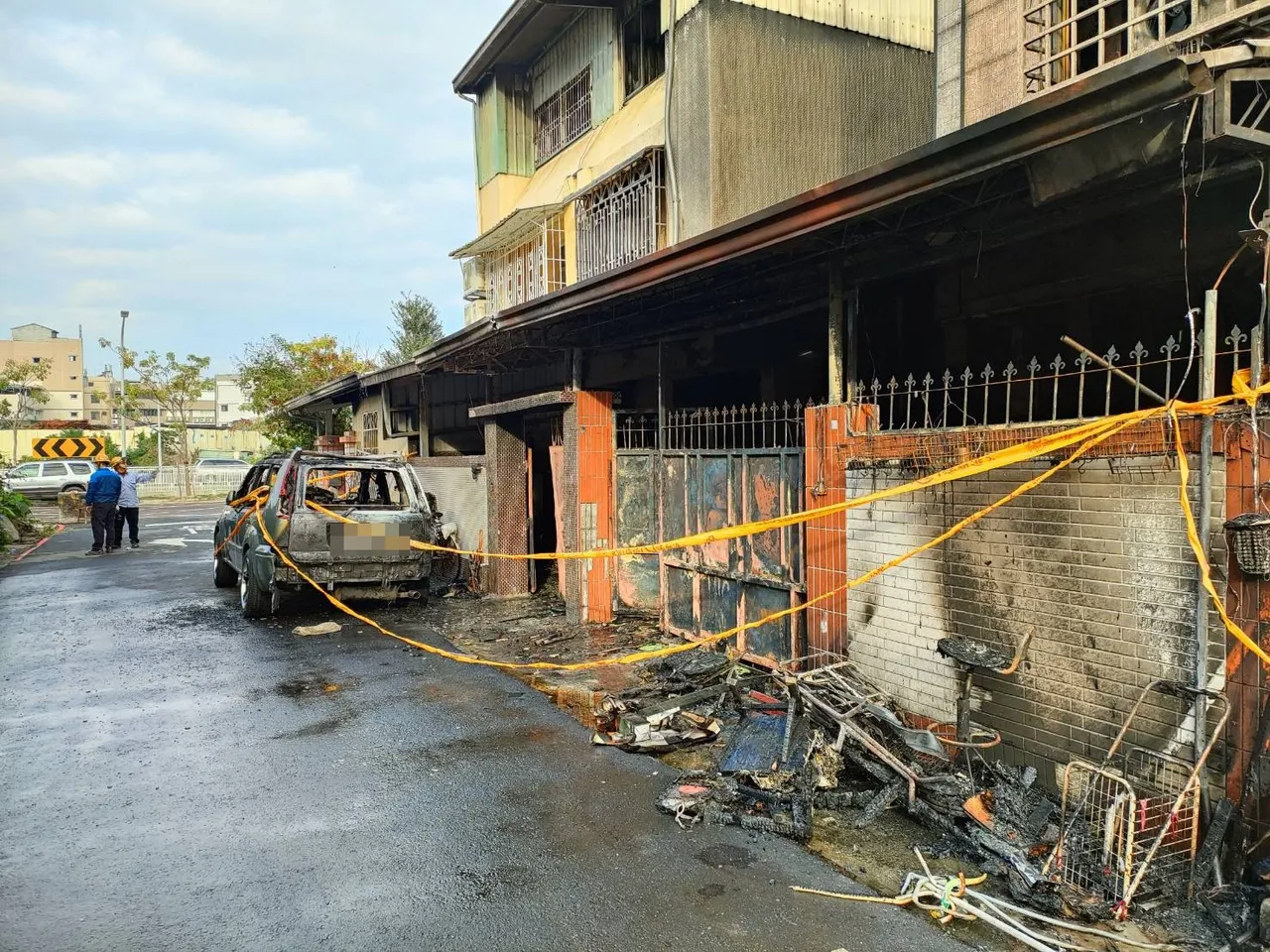 該棟起火之建築物屋齡已超過40年,室內老舊電線也從未更換過。(翻攝畫面)