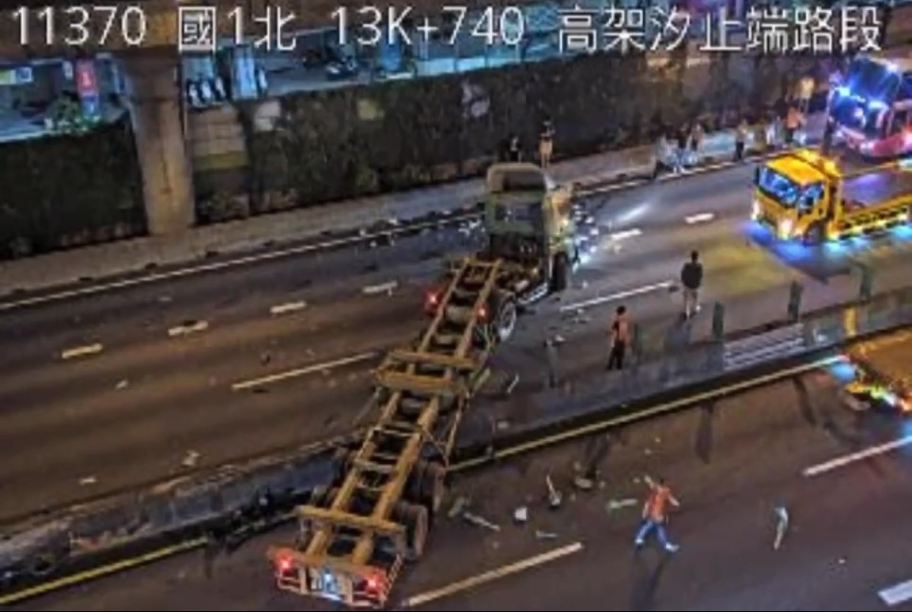 國道1號汐五高架今天晚間一輛拖板車衝往對向車道造成連環車禍。（翻攝畫面）