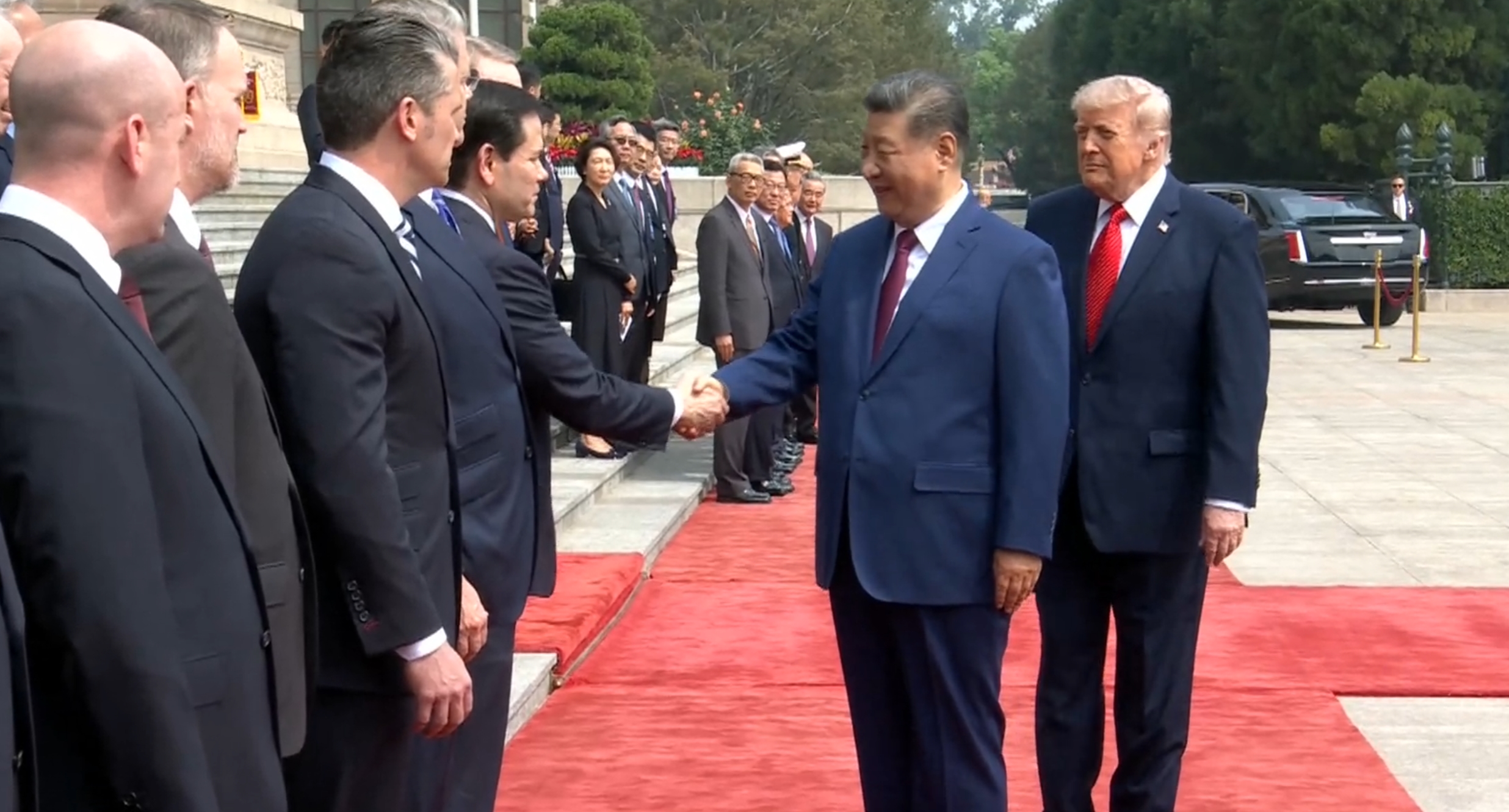 盧比歐成功與習近平握手，隨後對川普眨了眨眼右眼，還露出勝利的微笑。（翻攝自白宮臉書）