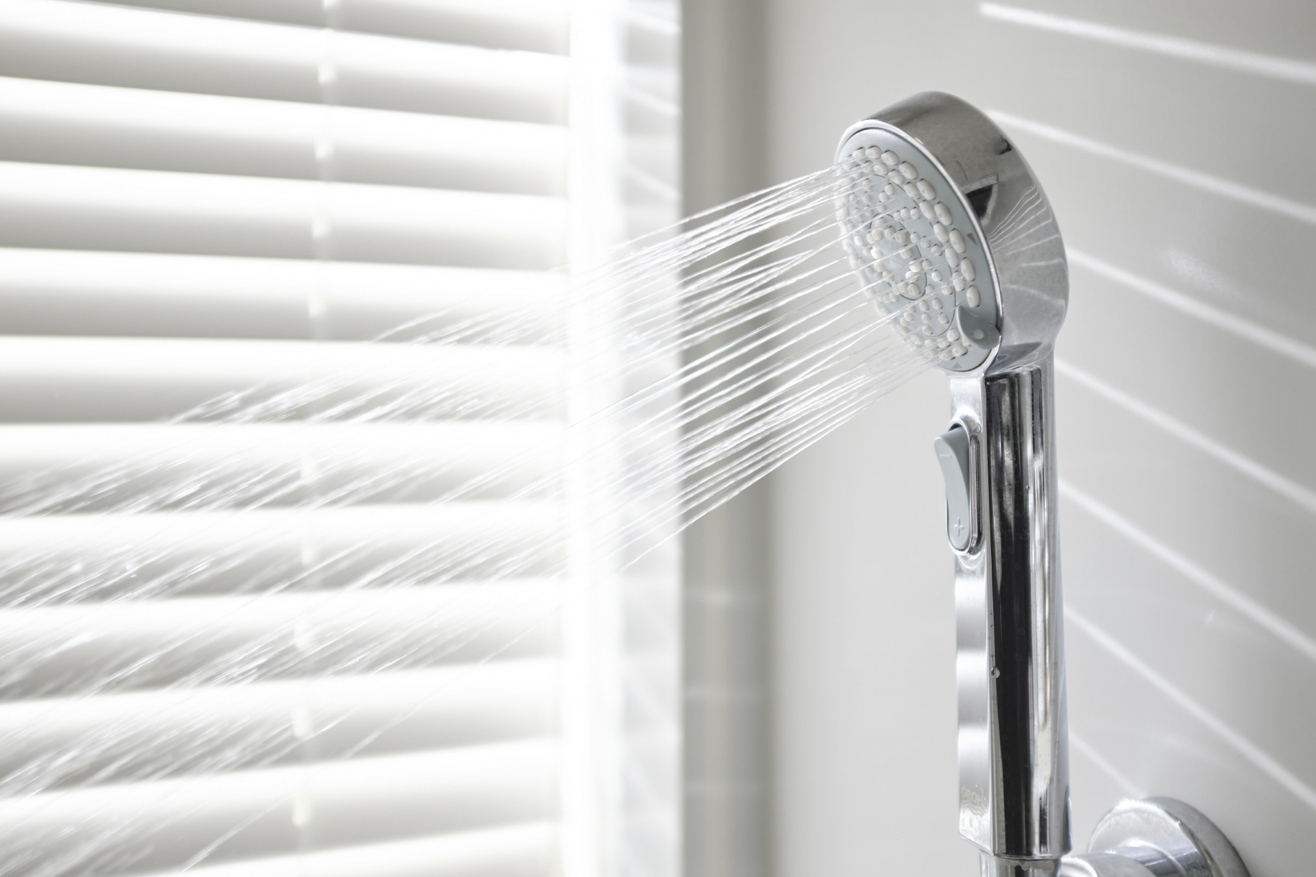 浴室只靠抽風機仍發霉！妹子推「平價好物」　實測光放著就乾淨