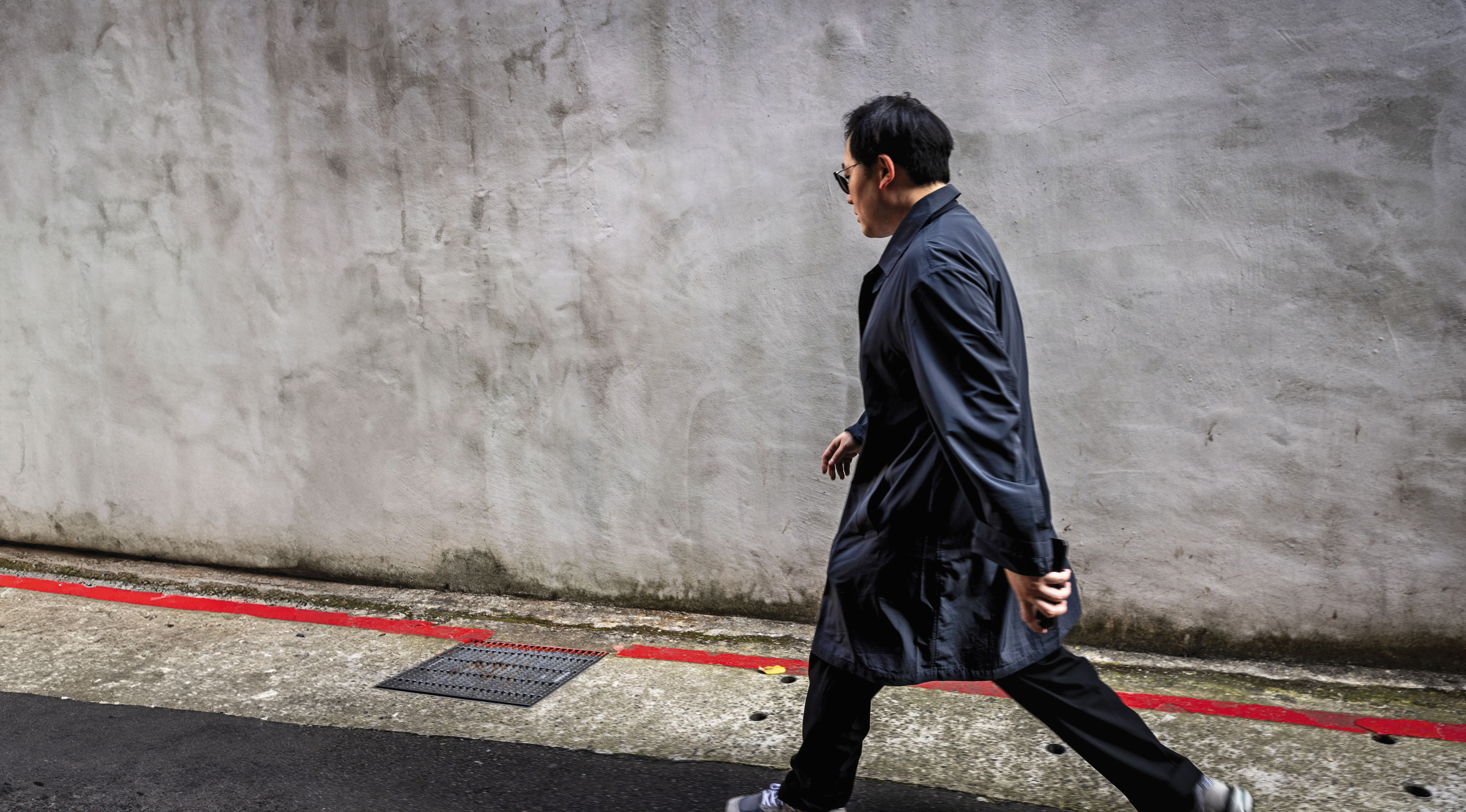 「李老師不是你老師」在2022年白紙運動期間不斷轉發中國各地抗爭事件與影像，無意中竟成為全球知名異議KOL，目前X帳號擁有206萬追蹤者。該帳號擁有者李穎遭中共追剿，為確保人身安全，行蹤一直低調。