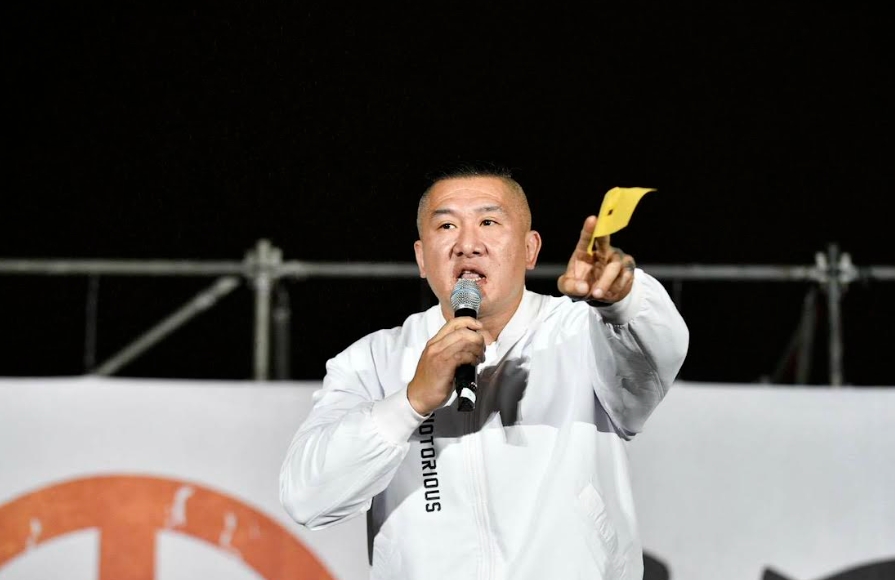 館長被丟冥紙。（鏡報李智為攝）