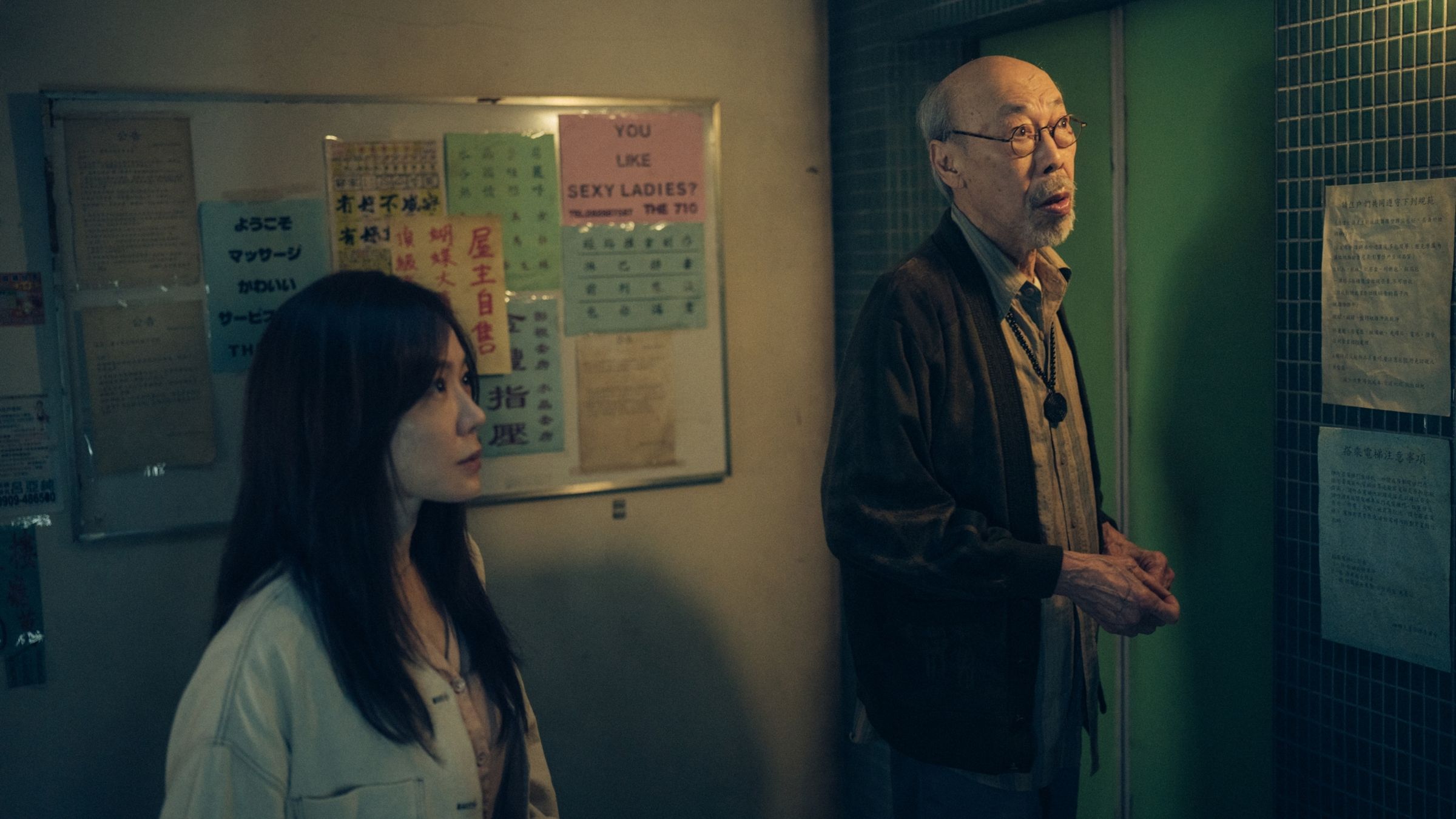 資深港星馮淬帆亦受邀演出蝴蝶大廈的管理員一角。(松露文化創意提供)
