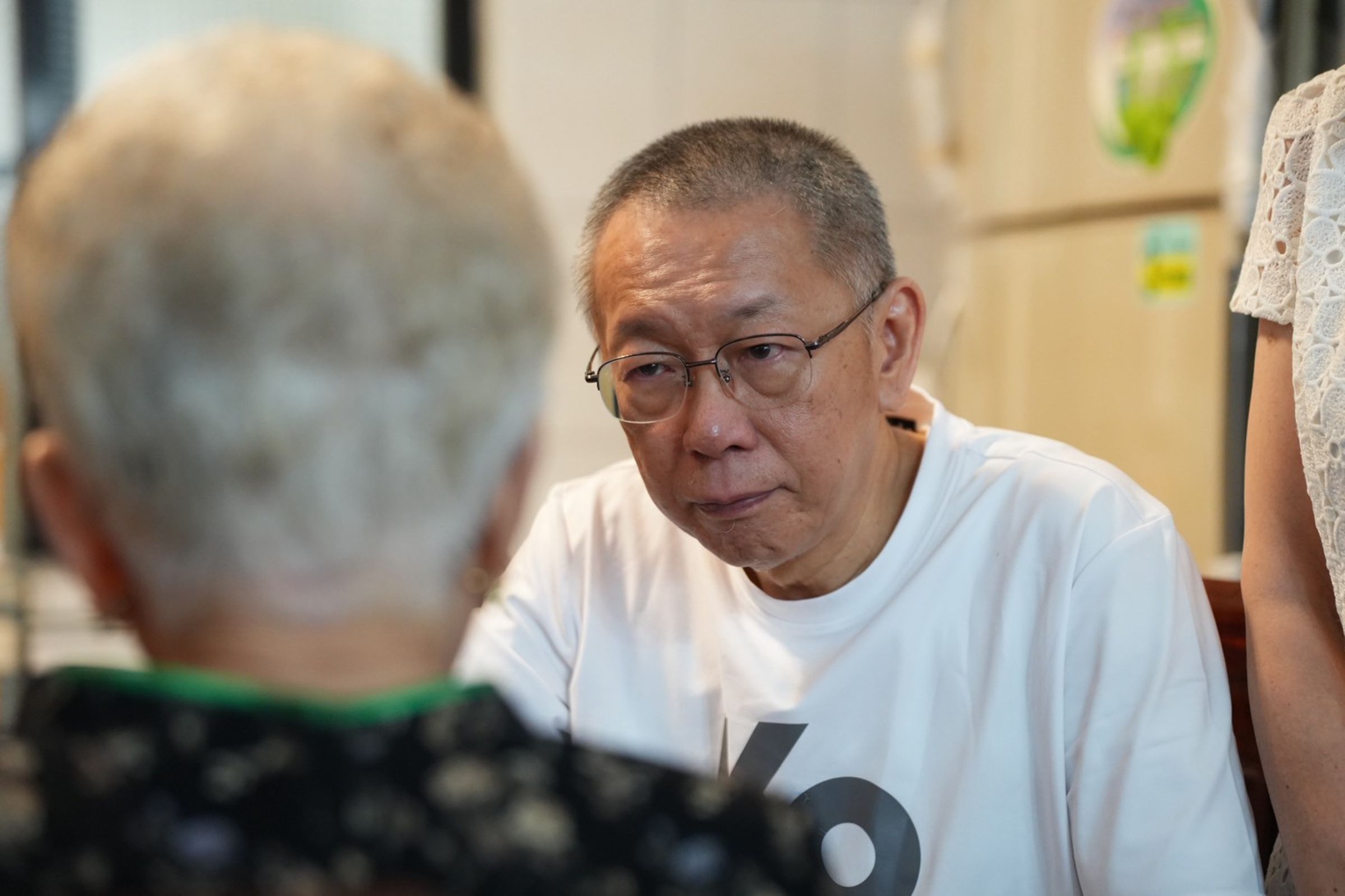 柯文哲與母親久違聊天。（民眾黨提供）