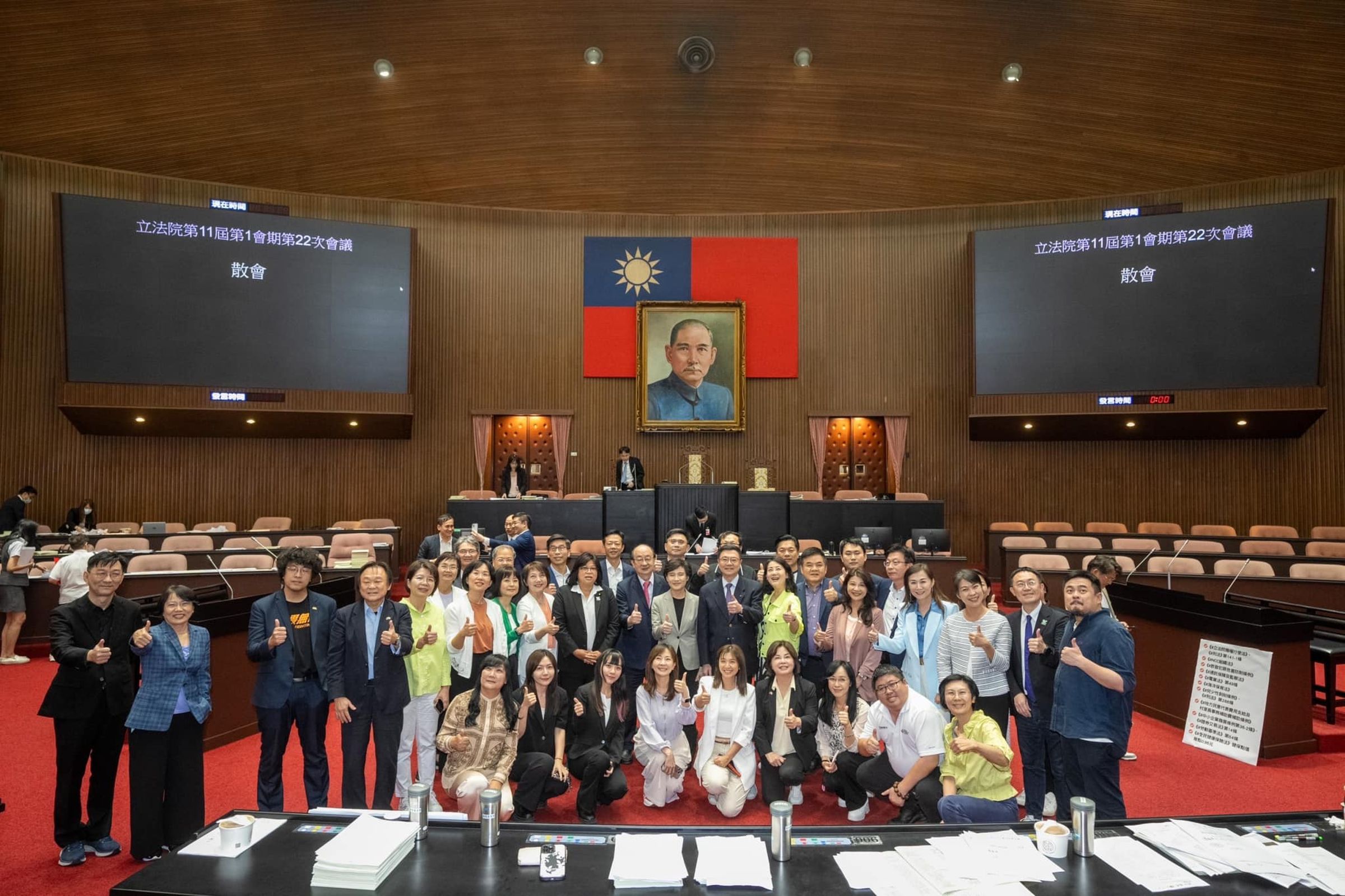韓國瑜沒放和藍委的大合照，反而分享卓榮泰與綠委的團體照。（翻攝韓國瑜臉書）