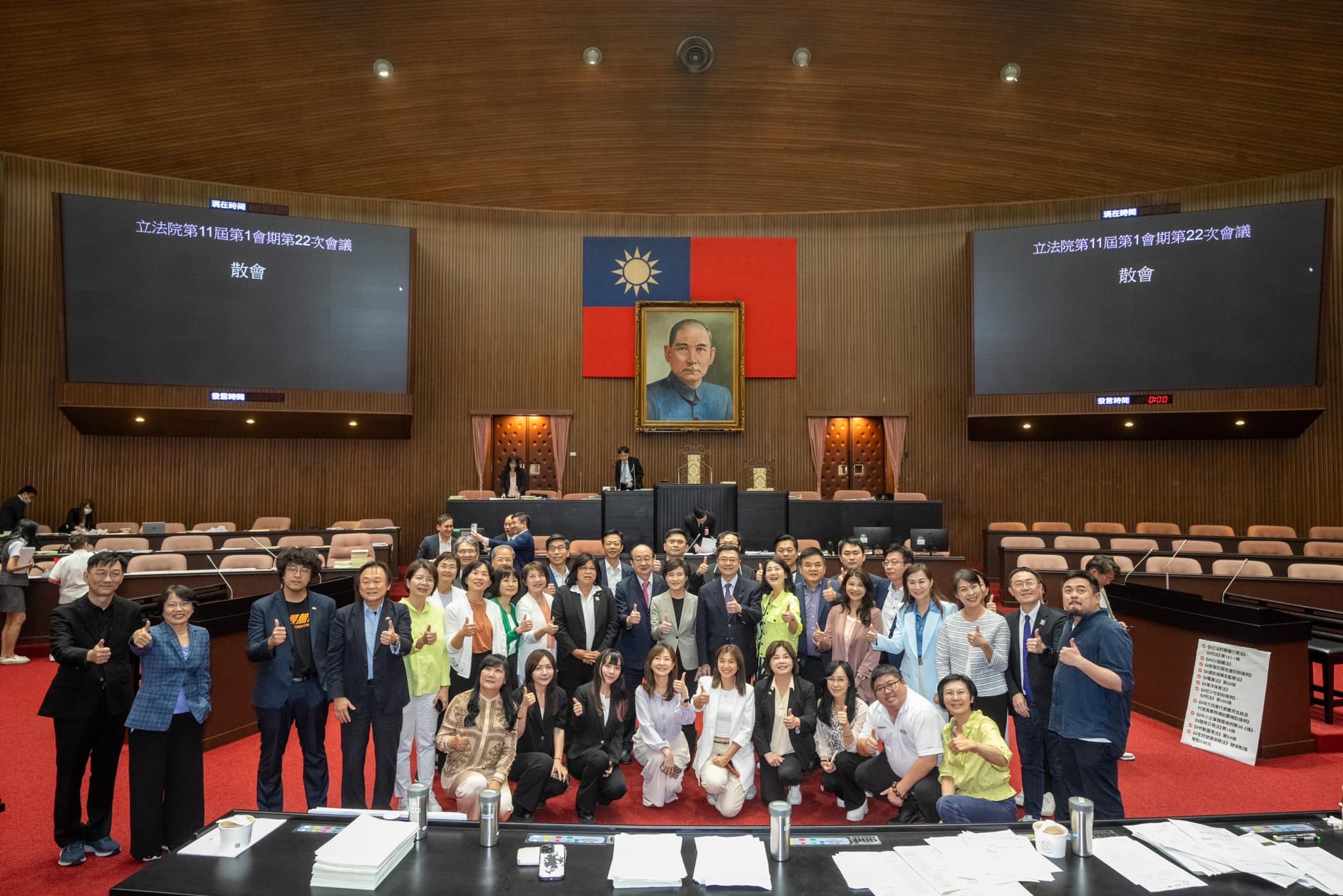 韓國瑜沒放和藍委的大合照，反而分享卓榮泰與綠委的團體照。（翻攝韓國瑜臉書）