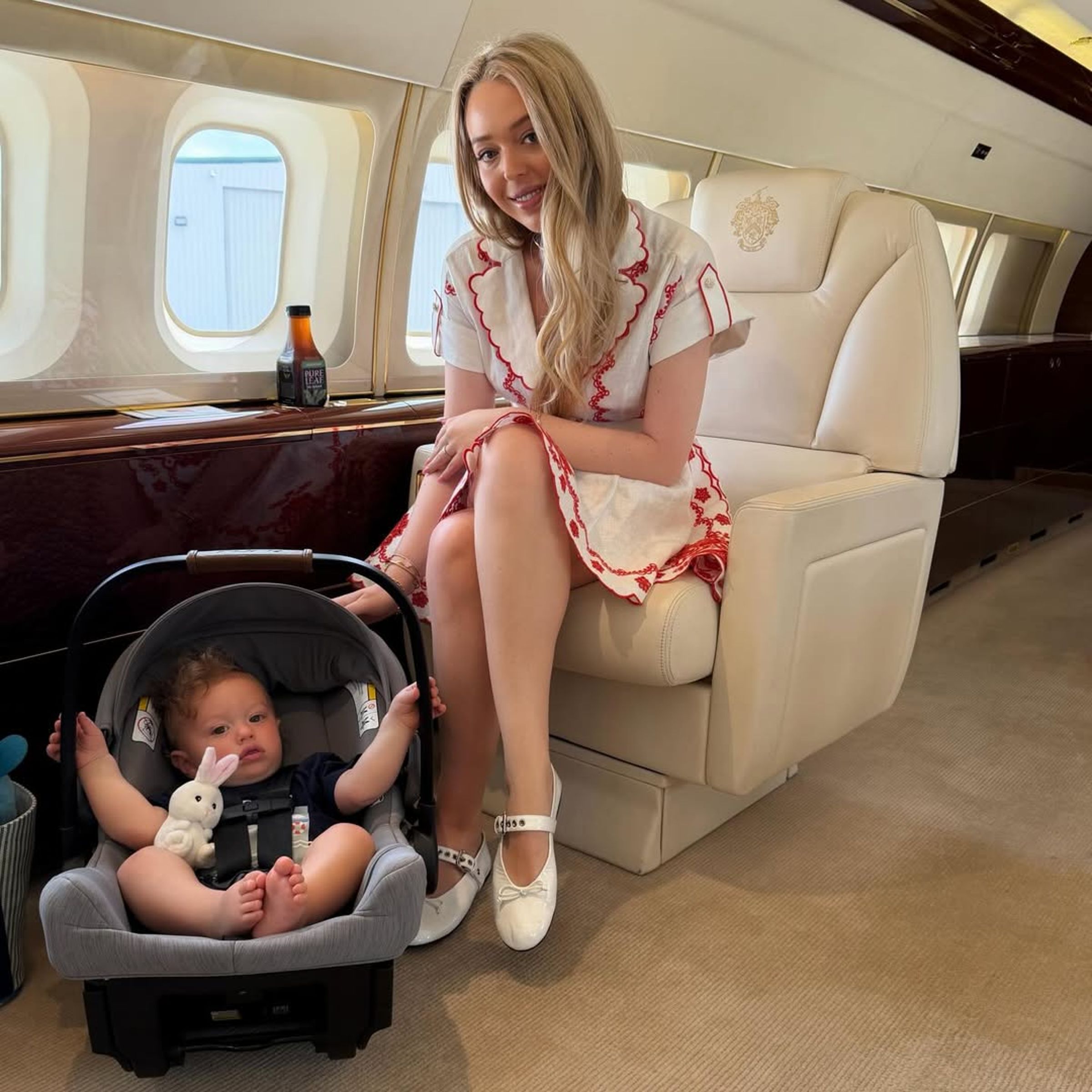 蒂芬妮帶著兒子搭私人飛機。(翻攝tiffanytrump IG)