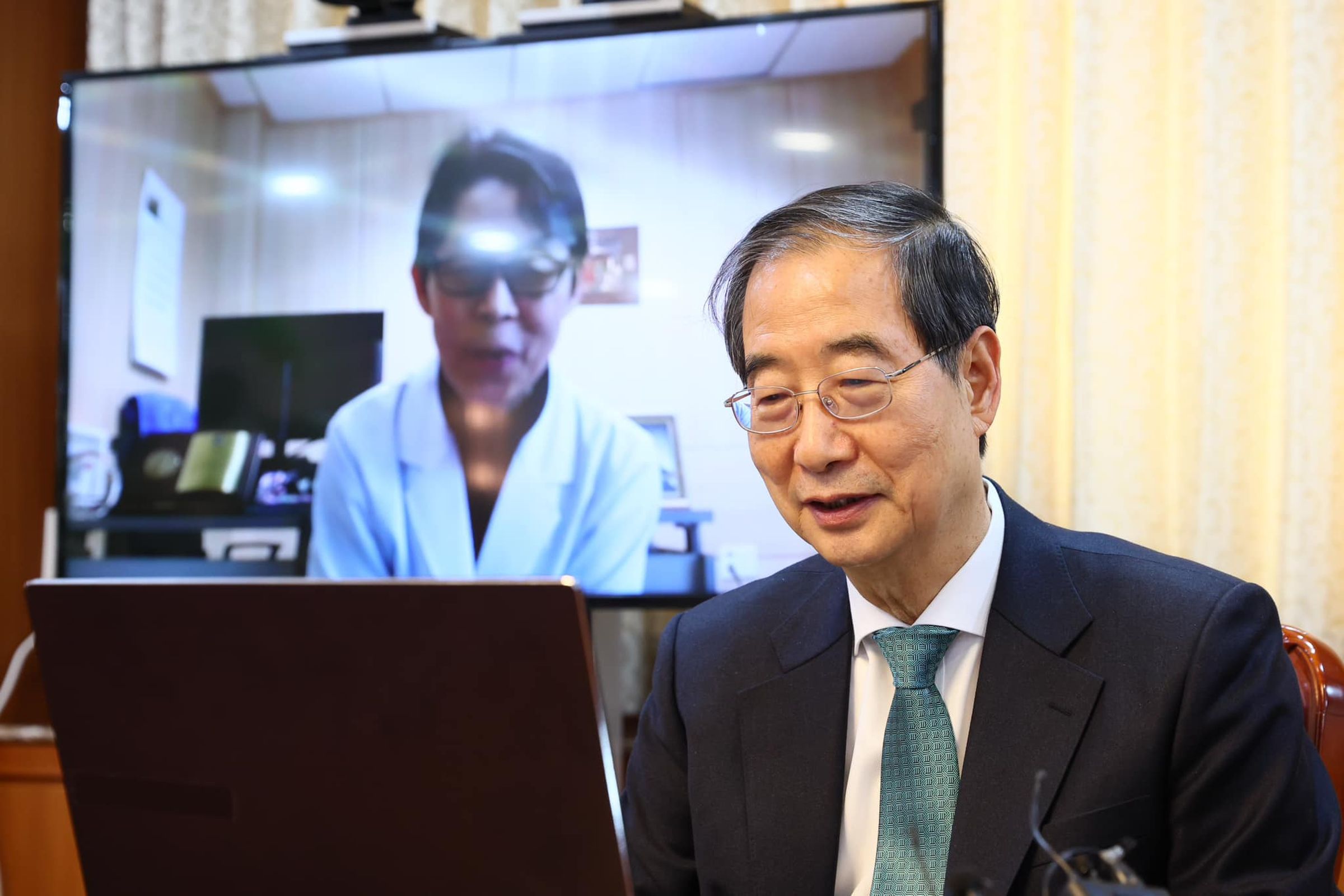 韓悳洙對於大韓醫師協會的決定表示遺憾,也重申不會對返崗的實習住院醫師予以處分。(翻攝自臉書@한덕수)