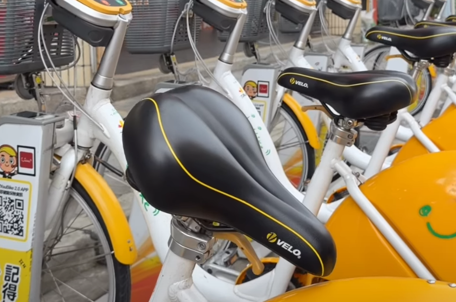 停放在租賃站的Ubike有些座椅被反轉180度，原來那可能是故障車。（翻攝自IG／@youbike_tw）