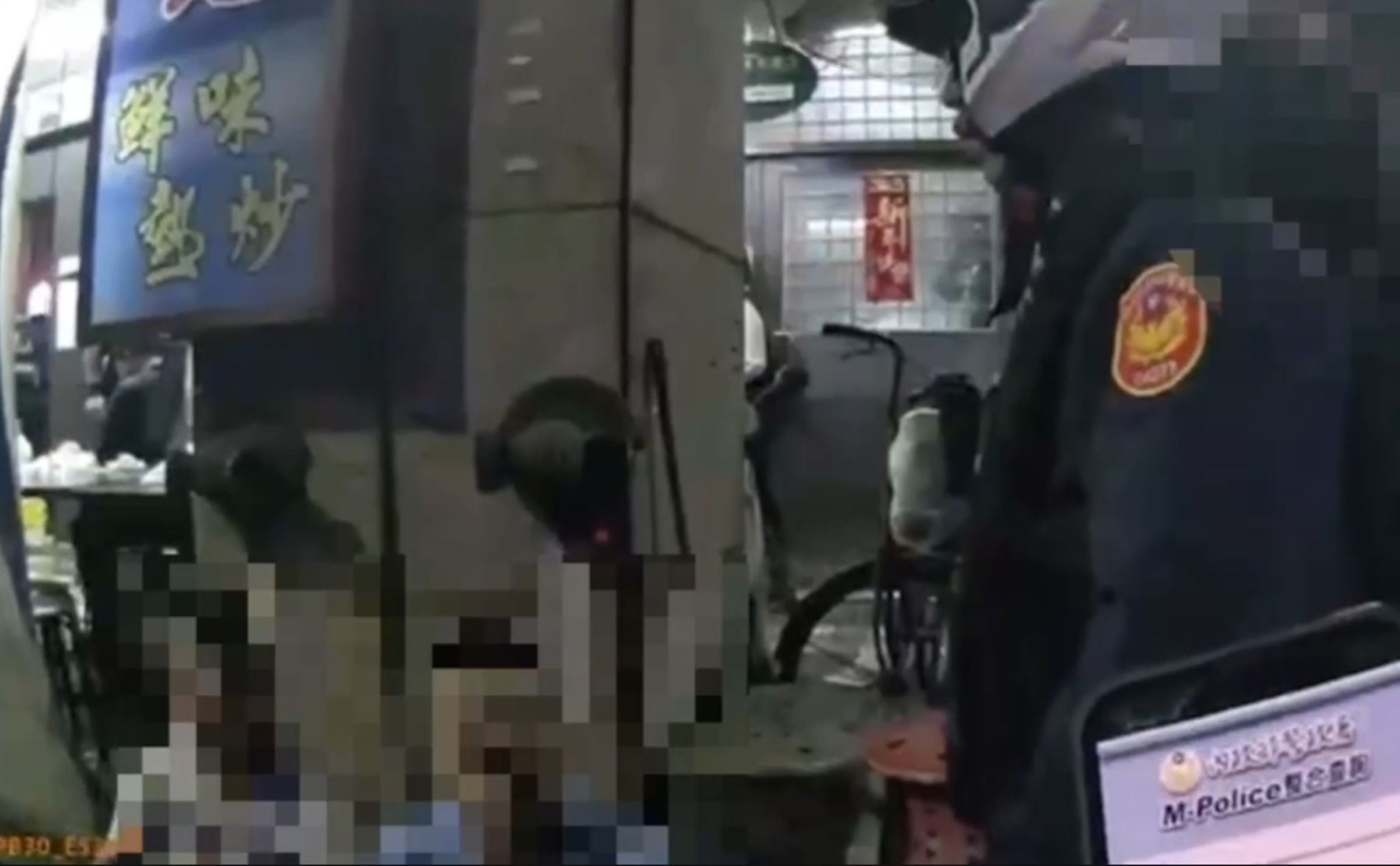一名陳姓女老闆在新莊熱炒店舉辦尾牙餐敘,一名員工吳姓妻子與她發生口角,竟找來兒子等人到場亮槍恐嚇,警方到場將鬧事3男壓制。(翻攝畫面)