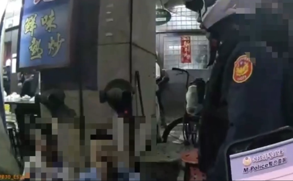 一名陳姓女老闆在新莊熱炒店舉辦尾牙餐敘，一名員工吳姓妻子與她發生口角，竟找來兒子等人到場亮槍恐嚇，警方到場將鬧事3男壓制。（翻攝畫面）