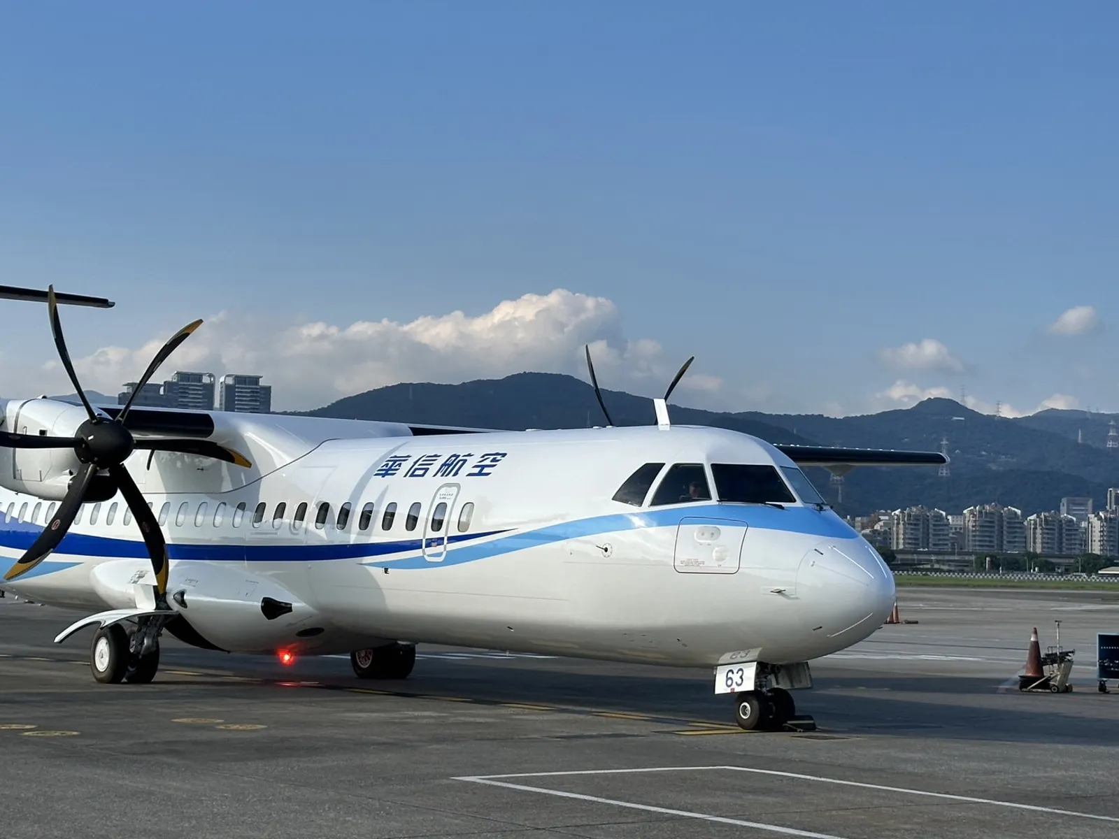 華信航空協助志工返鄉需求，明起推「花蓮航線5折優惠」。（翻攝Facebook@華信航空 Mandarin Airlines）