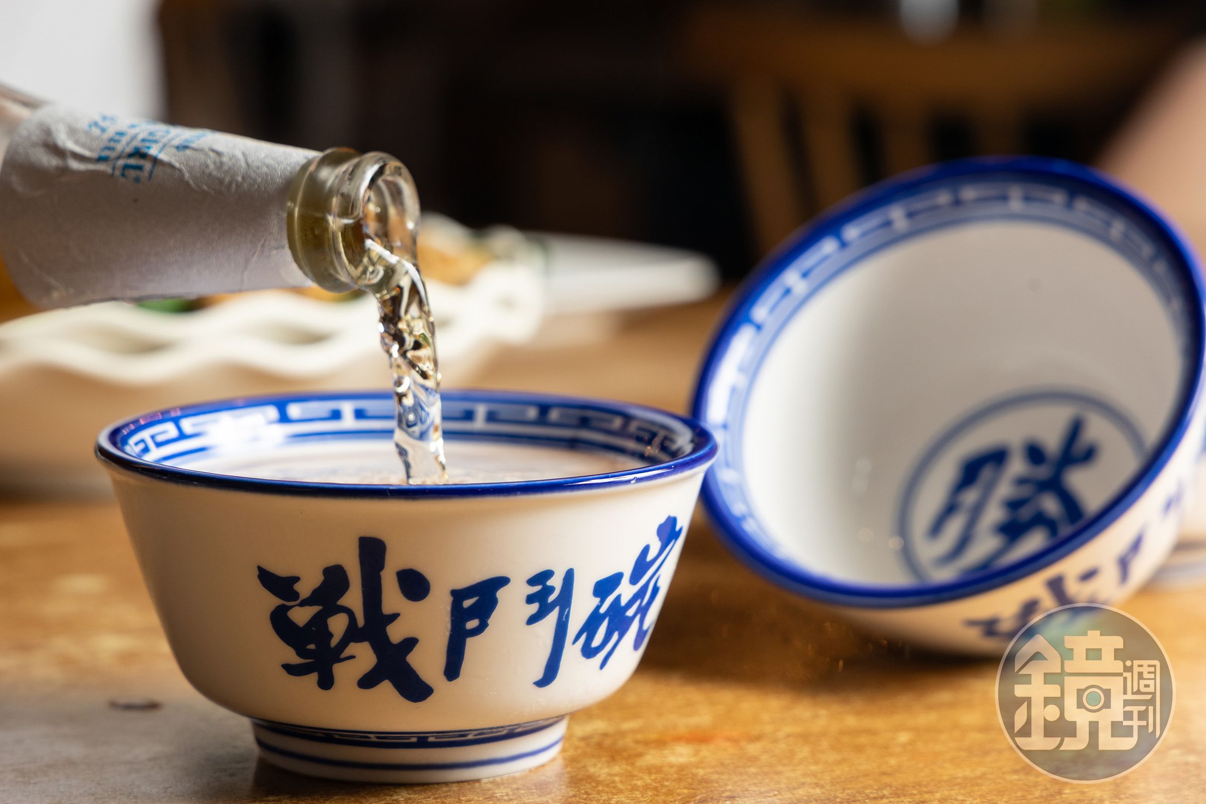 在香港旺角的「妹記大排檔」,除了大啖鑊氣小炒,還能體驗用冰鎮戰鬥碗喝酒的豪邁樂趣。