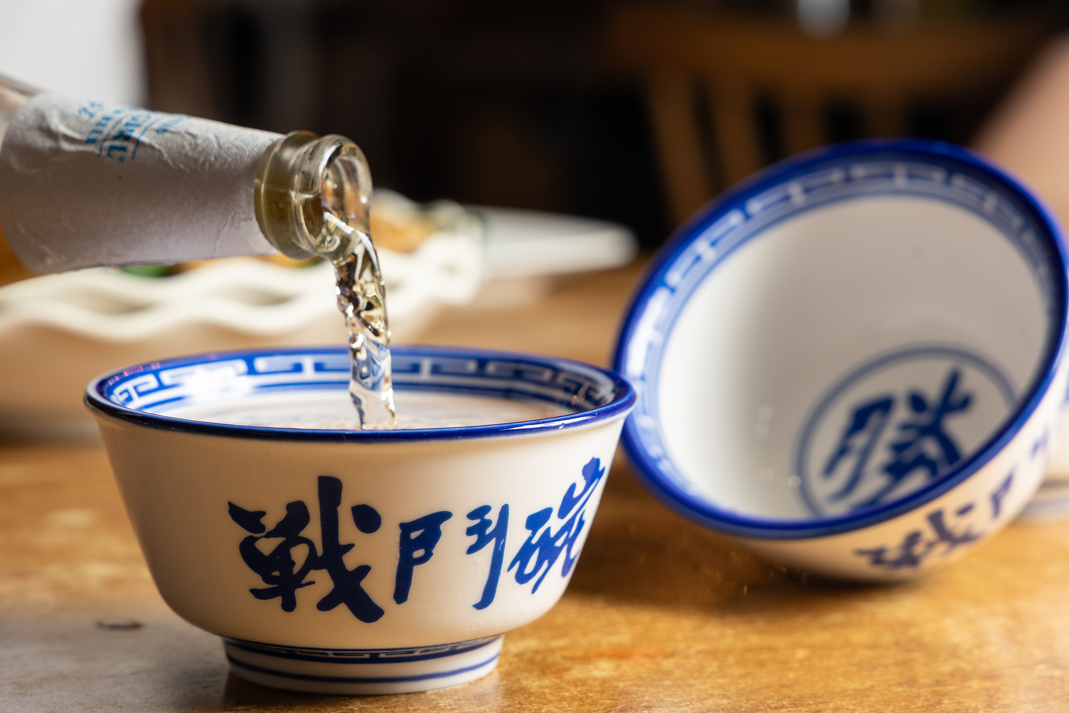 在香港旺角的「妹記大排檔」，除了大啖鑊氣小炒，還能體驗用冰鎮戰鬥碗喝酒的豪邁樂趣。