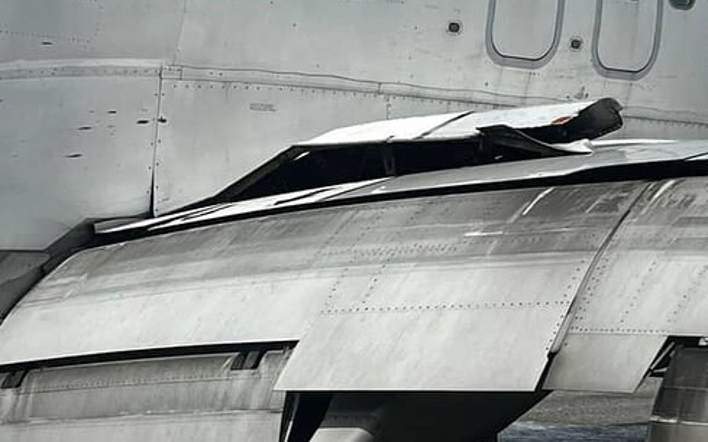 加拿大西捷航空降落聖馬丁機場,右側主起落架突然塌陷,造成飛機機身向右傾斜。(翻攝自speedbirdhd)