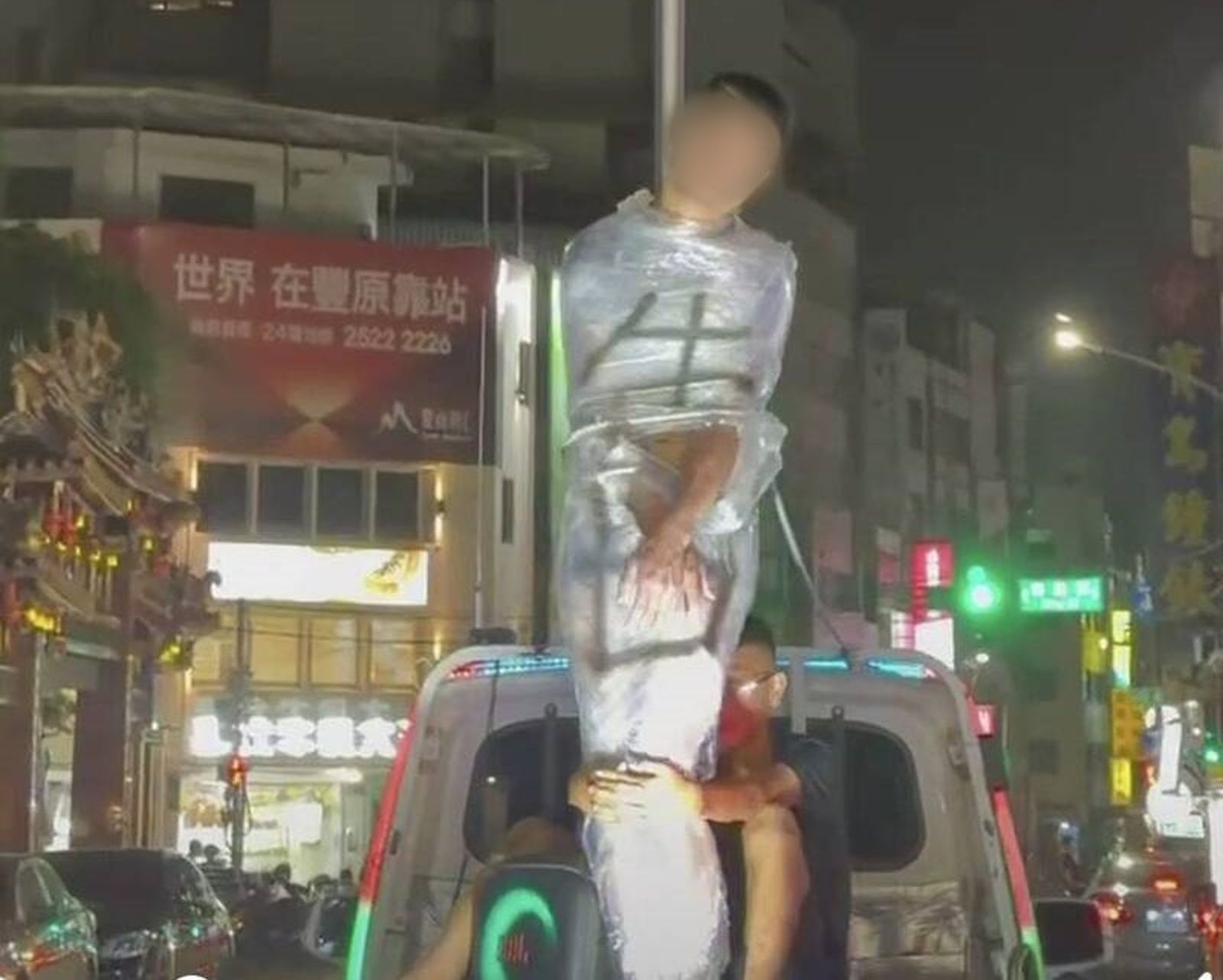 慶生玩太大要挨罰!男子被綁貨車車斗遊街 駕駛最高恐罰1.8萬