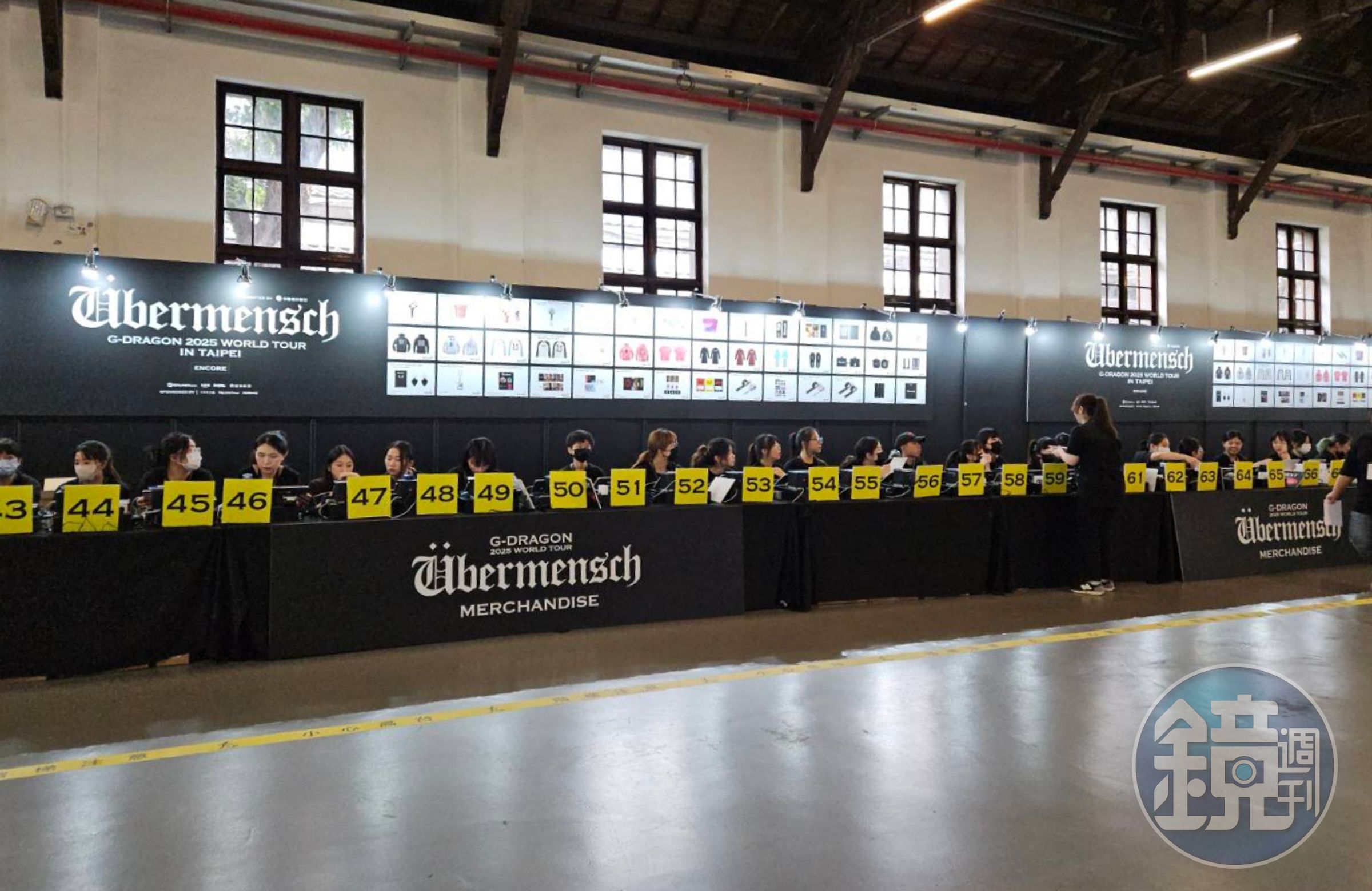 GD《Übermensch》演唱會周邊販售設置90個櫃台,一字排開非常壯觀。(讀者提供)
