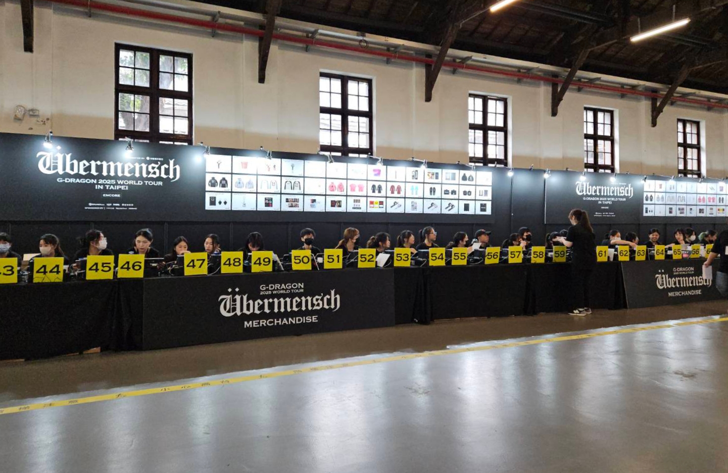 GD《Übermensch》演唱會周邊販售設置90個櫃台，一字排開非常壯觀。（讀者提供）
