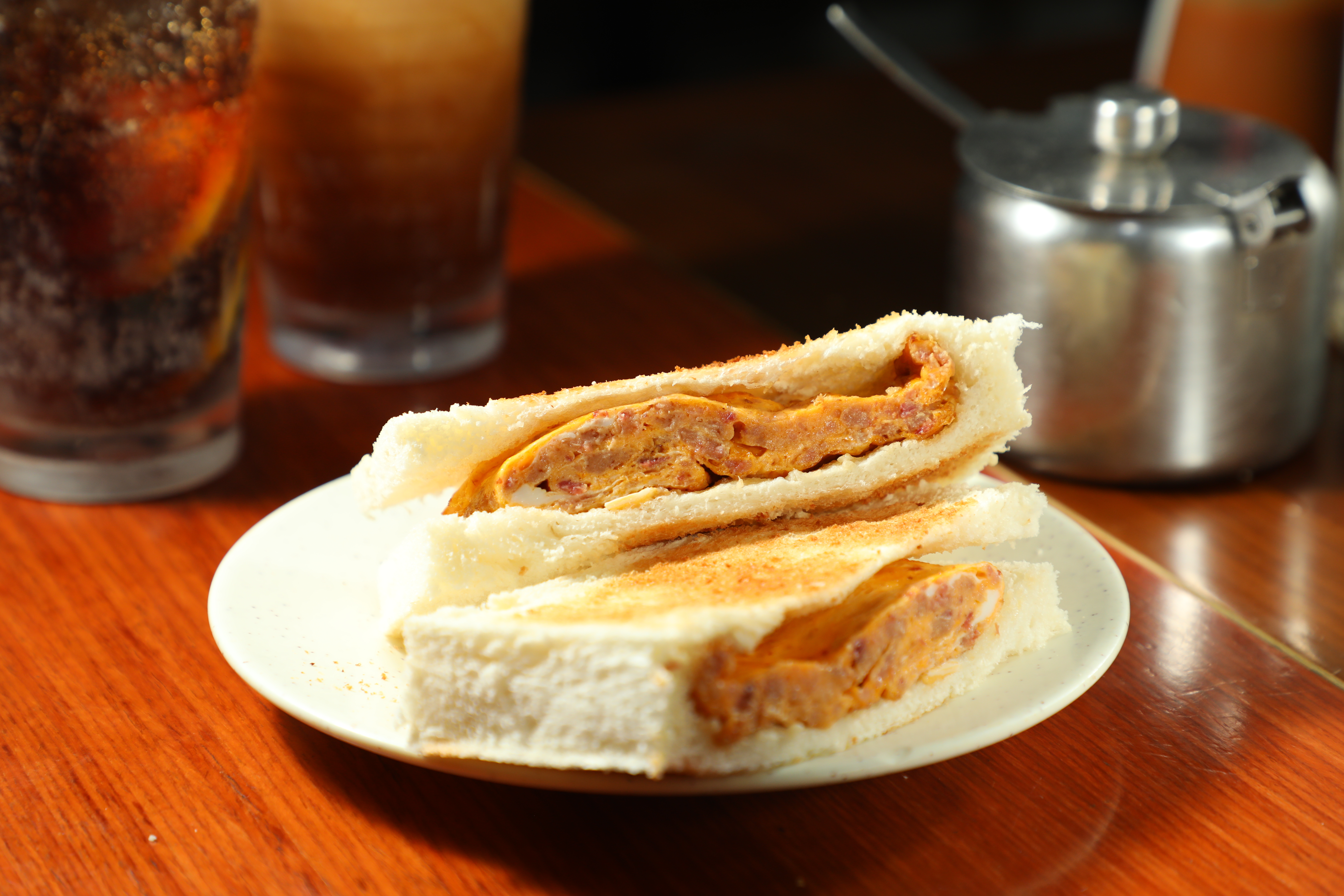 鹹度控制得宜的「蛋牛治」，餡料裝在切成口袋狀的吐司裡，吃到最後也不沾手。（港幣17元／份）