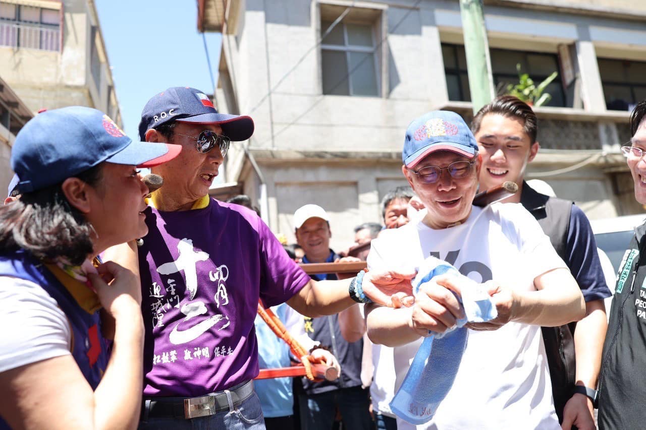 郭台銘與柯文哲2週內已2度會面，讓柯郭合作露曙光。圖為郭柯2人5月底出席金門浯島城隍遶境活動一起抬轎。（翻攝自郭台銘臉書）