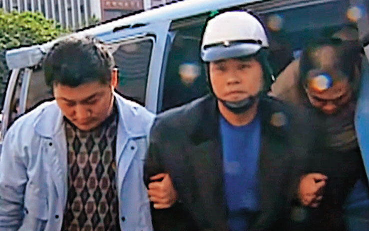 胡關寶（戴帽者）犯罪集團作惡多端，最後因新光少東綁架案落網。（東森新聞提供）