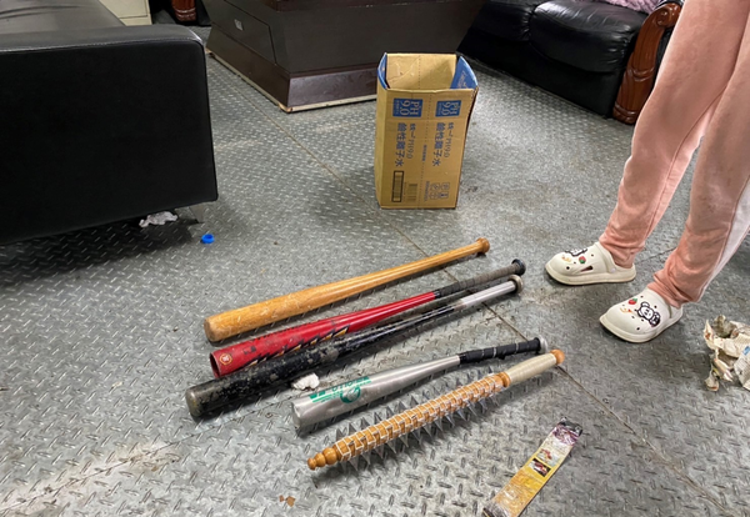 警方查獲現場凶器有數支棍棒以及宗教法器。(中檢提供)
