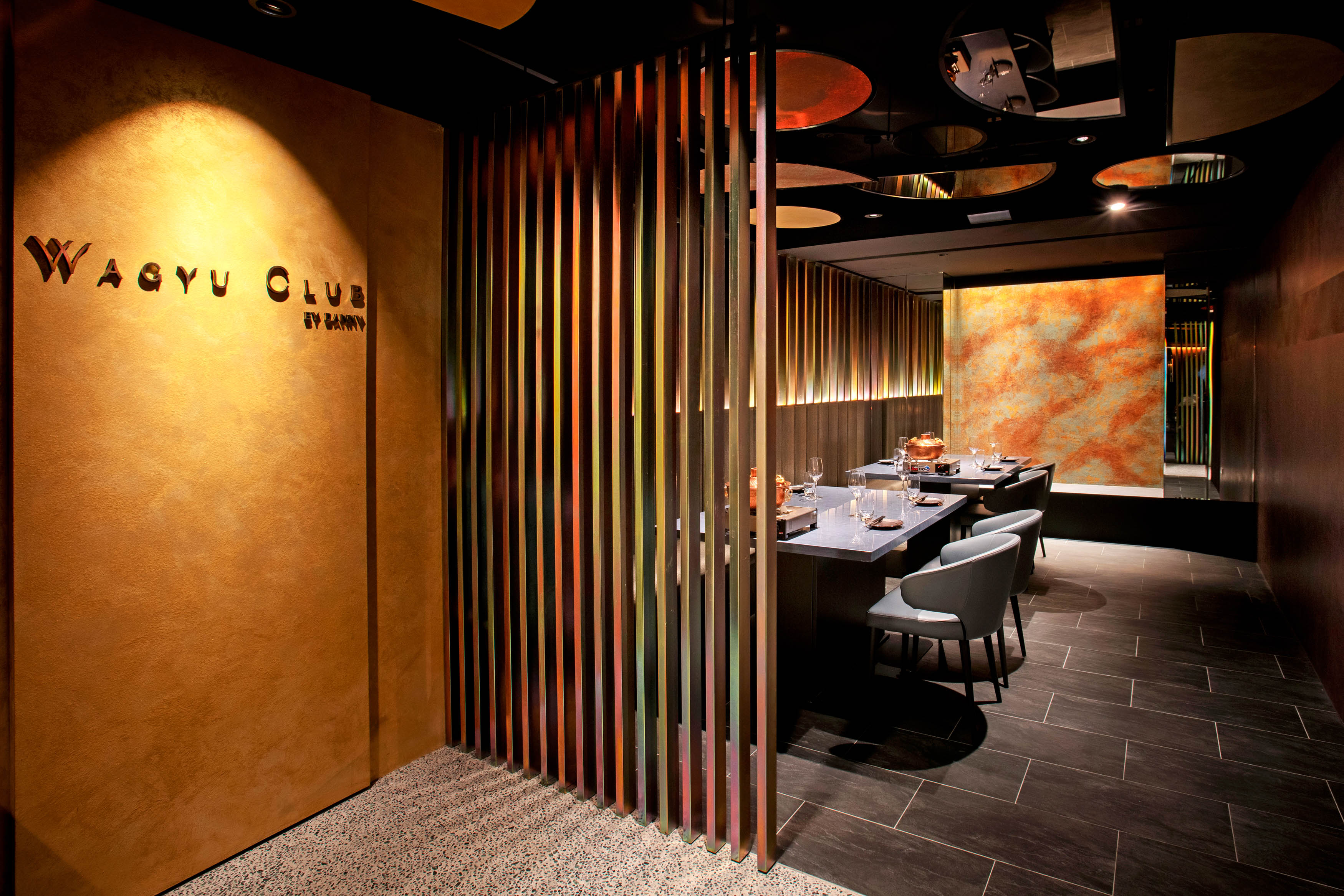 WAGYU CLUB涮涮鍋空間，以金屬現代風設計，呈現年輕時髦的氛圍。（WAGYU CLUB提供）