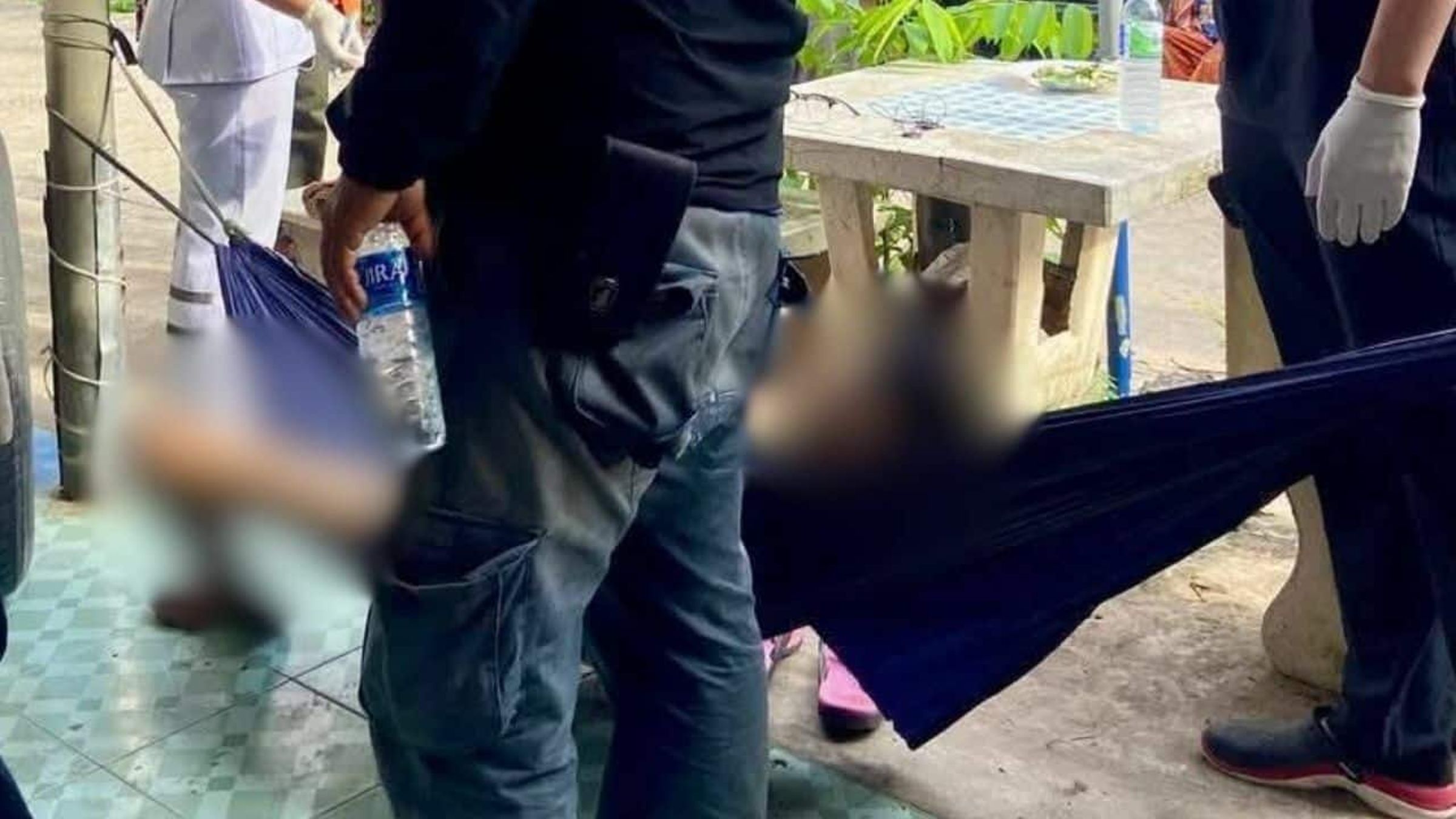 1名男子疑似酒醉後睡在親戚家前的吊床上,疑似在睡夢中被吊床的破損布料勒頸而死。(翻攝自臉書@The Thaiger)
