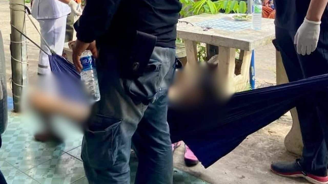 1名男子疑似酒醉後睡在親戚家前的吊床上，疑似在睡夢中被吊床的破損布料勒頸而死。（翻攝自臉書@The Thaiger）
