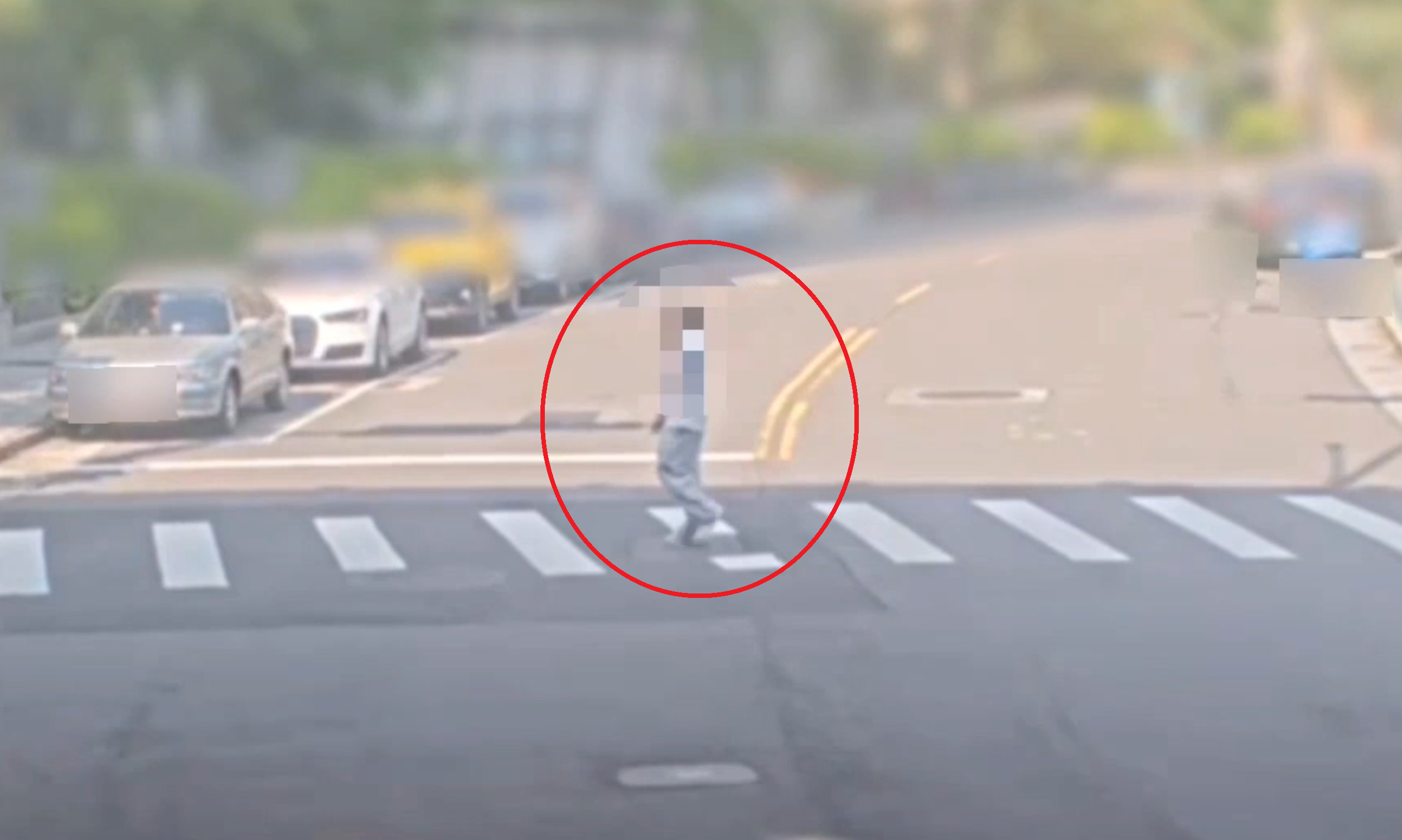 簡姓男子在倒地前，被監視器拍到步行過馬路，未有異狀。（警方提供）