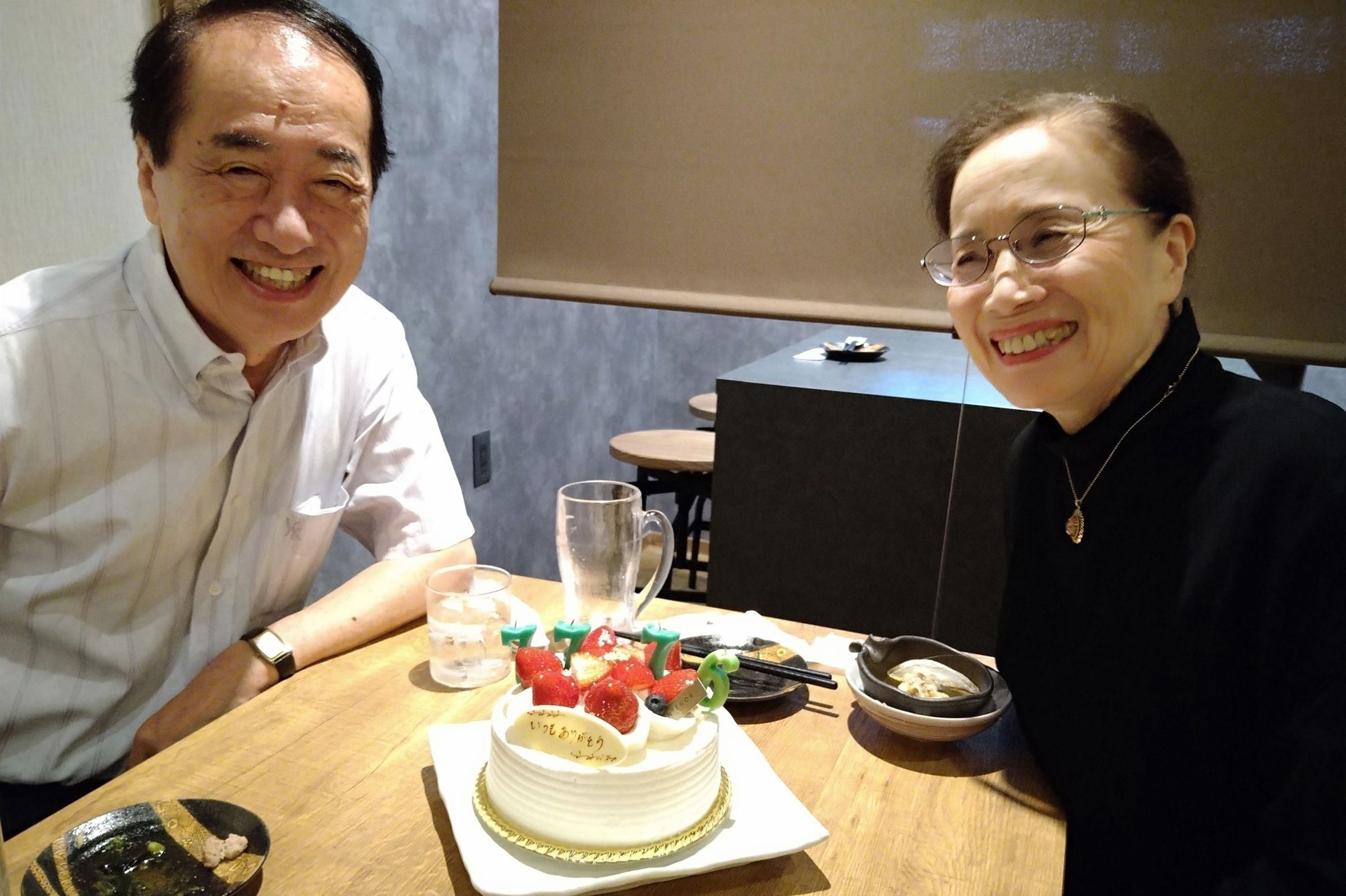 2022年菅直人還在社群上貼出幫夫人伸子慶生的照片,未料2026年已傳出失智消息。(翻攝自菅直人 X)