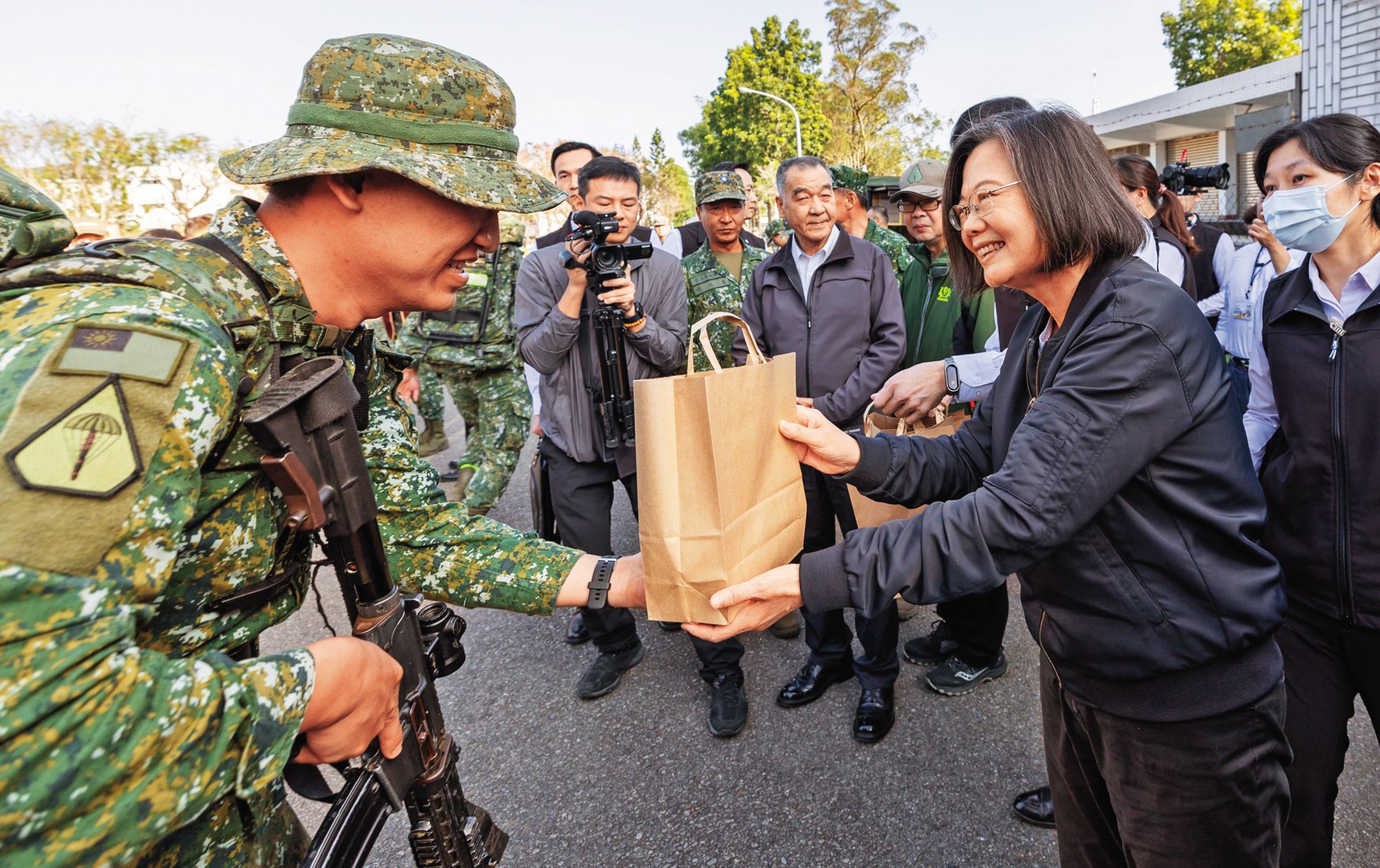 蔡英文每年過年都會到軍警海巡等單位慰勉春節值班人員。圖為去年底，蔡英文前往台中勗勉「特四營戰術任務訓練」，並發送餐點慰勉官兵。