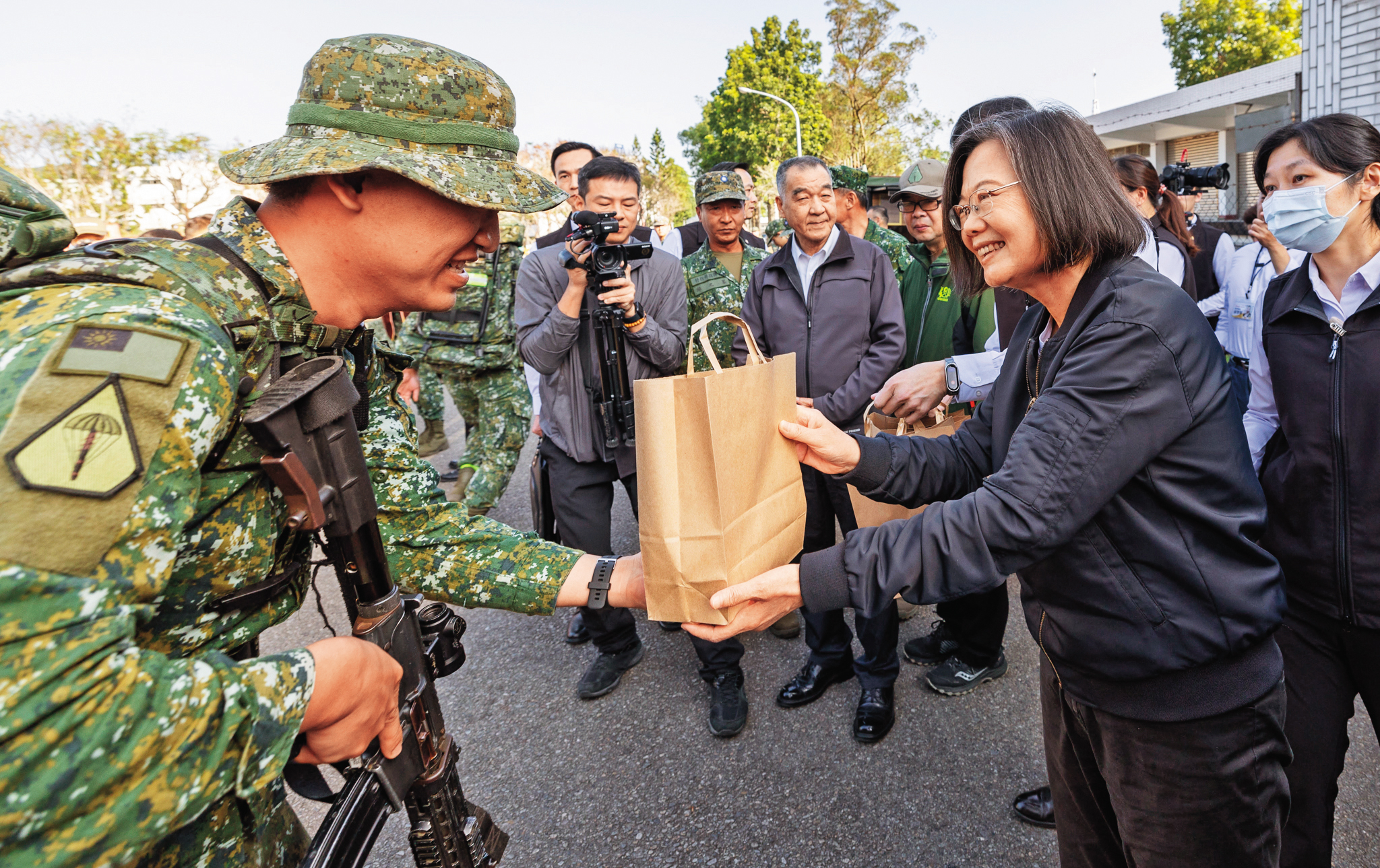 蔡英文每年過年都匯到軍警海巡等單位慰勉春節值班人員。（總統府提供）