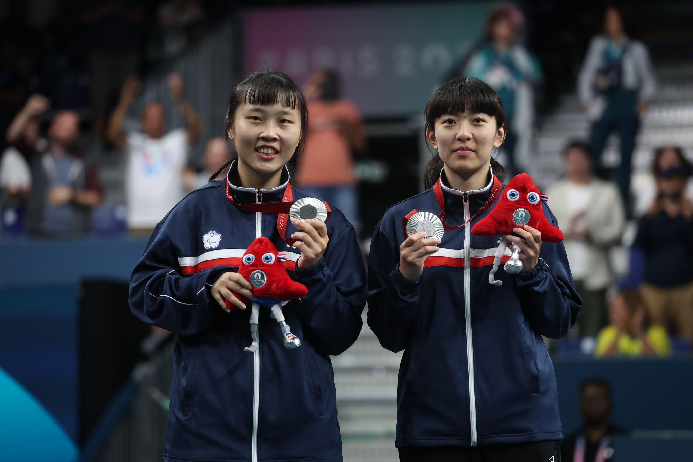 台灣帕運桌球女雙組合田曉雯（左）、林姿妤（右）奪銀，替台灣再添一面獎牌。（教育部體育署提供）