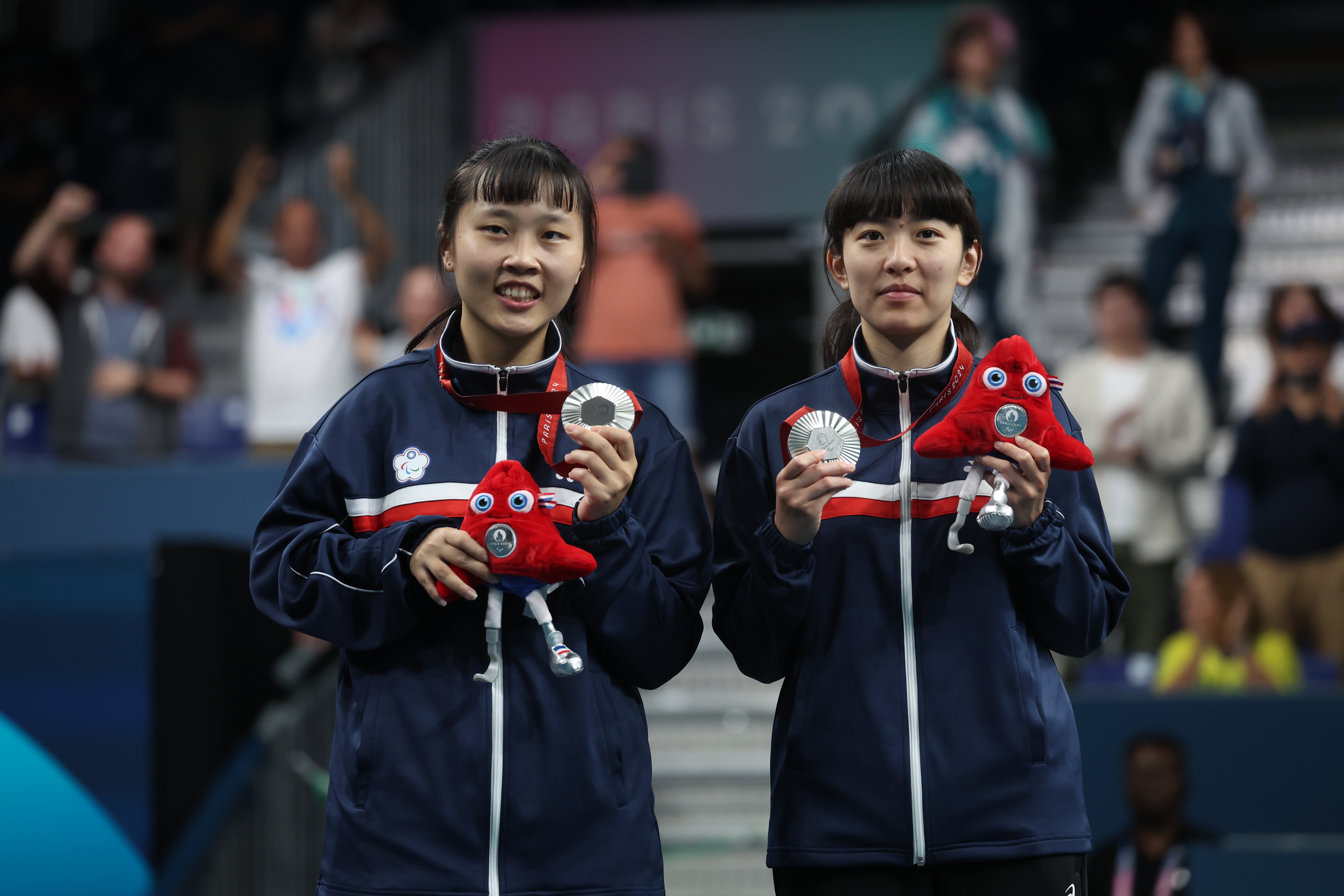 台灣帕運桌球女雙組合田曉雯（左）、林姿妤（右）奪銀，替台灣再添一面獎牌。（教育部體育署提供）