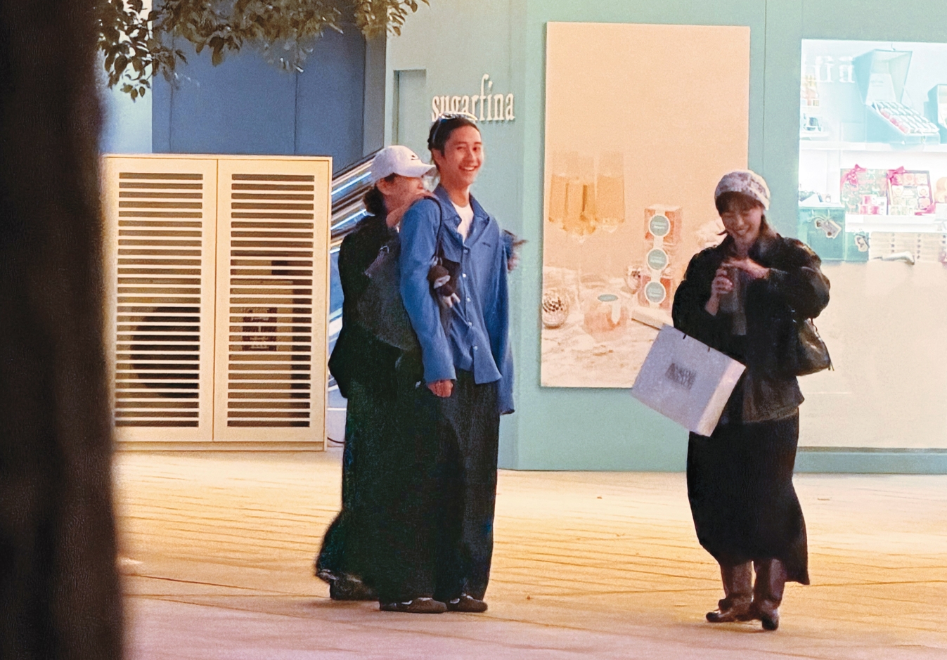 12/17 19：22 盼了4個月，魏如萱（左）與男友Ian（右）終於相聚，現身台北信義區街頭約會。