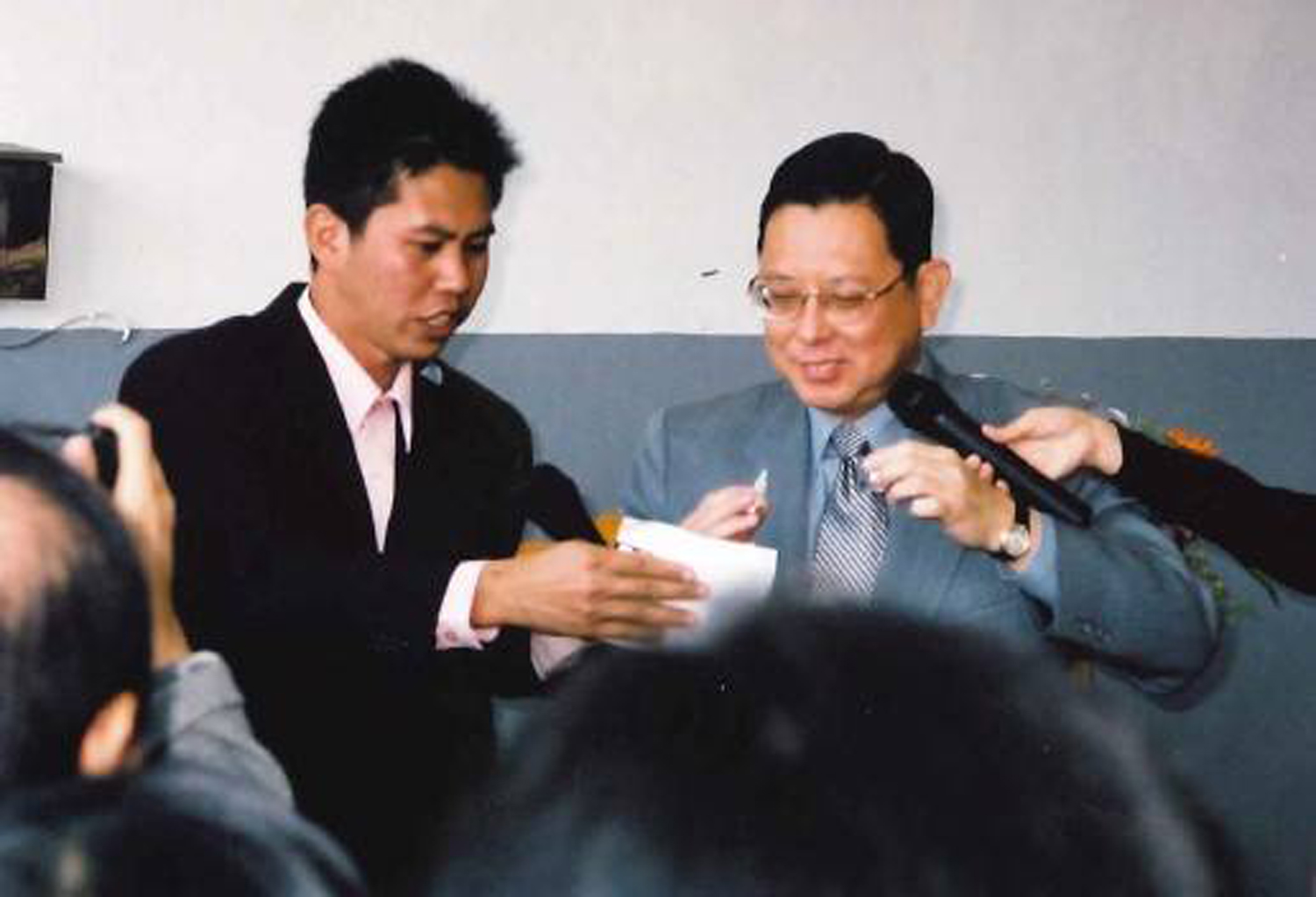 吳政憲(左)高中時就幫忙賣雛鴨,畢業時元進莊轉型做食品加工,他當起業務到處推廣。(元進莊提供)