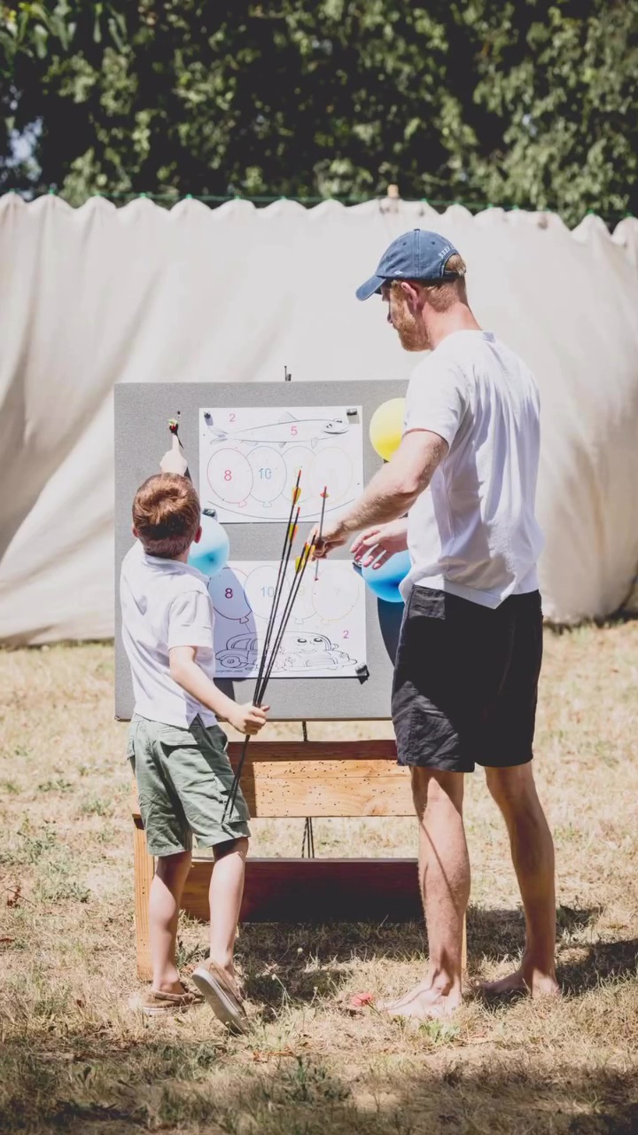 哈利陪7歲兒子亞契玩射箭遊戲,父子互動溫馨。(翻攝meghan IG)