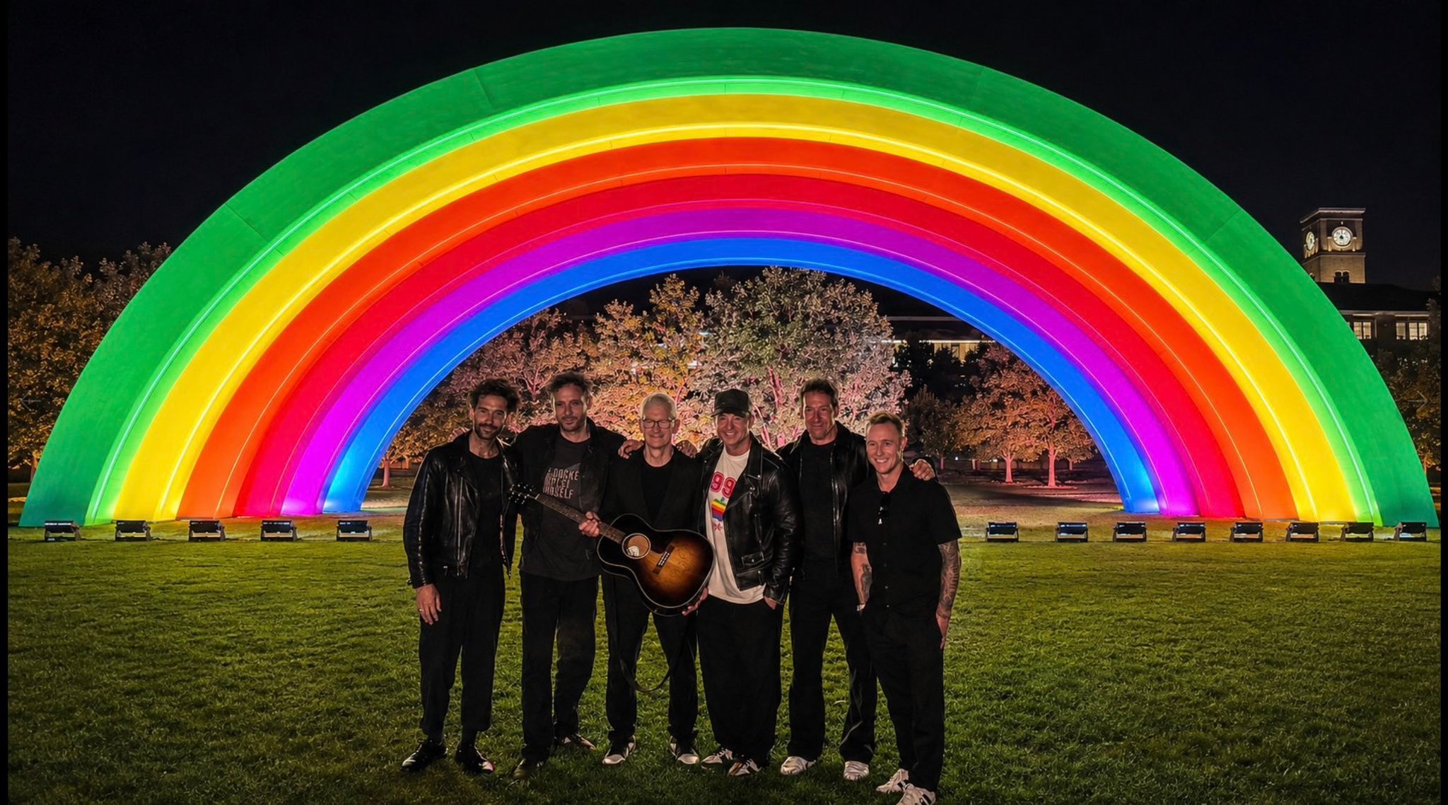 共和世代（OneRepublic）受邀在庫克告別派對上演出，庫克更拿起吉他與團員留下合影。（翻攝X@javilosana）