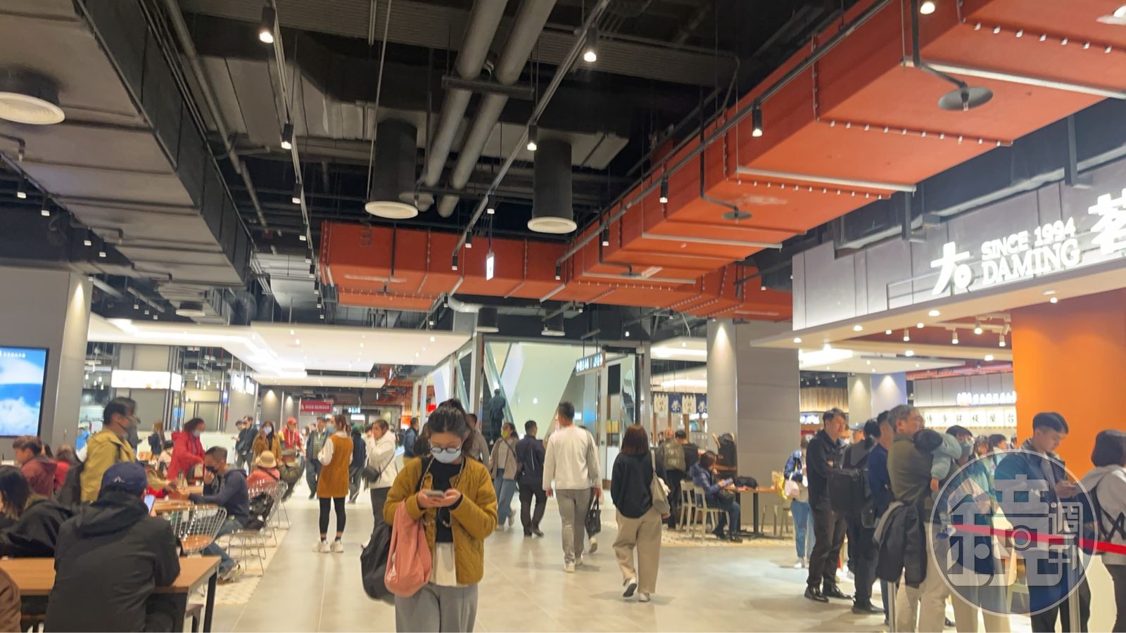南港LaLaport美食街下午有店鋪的鐵捲門突然降下。