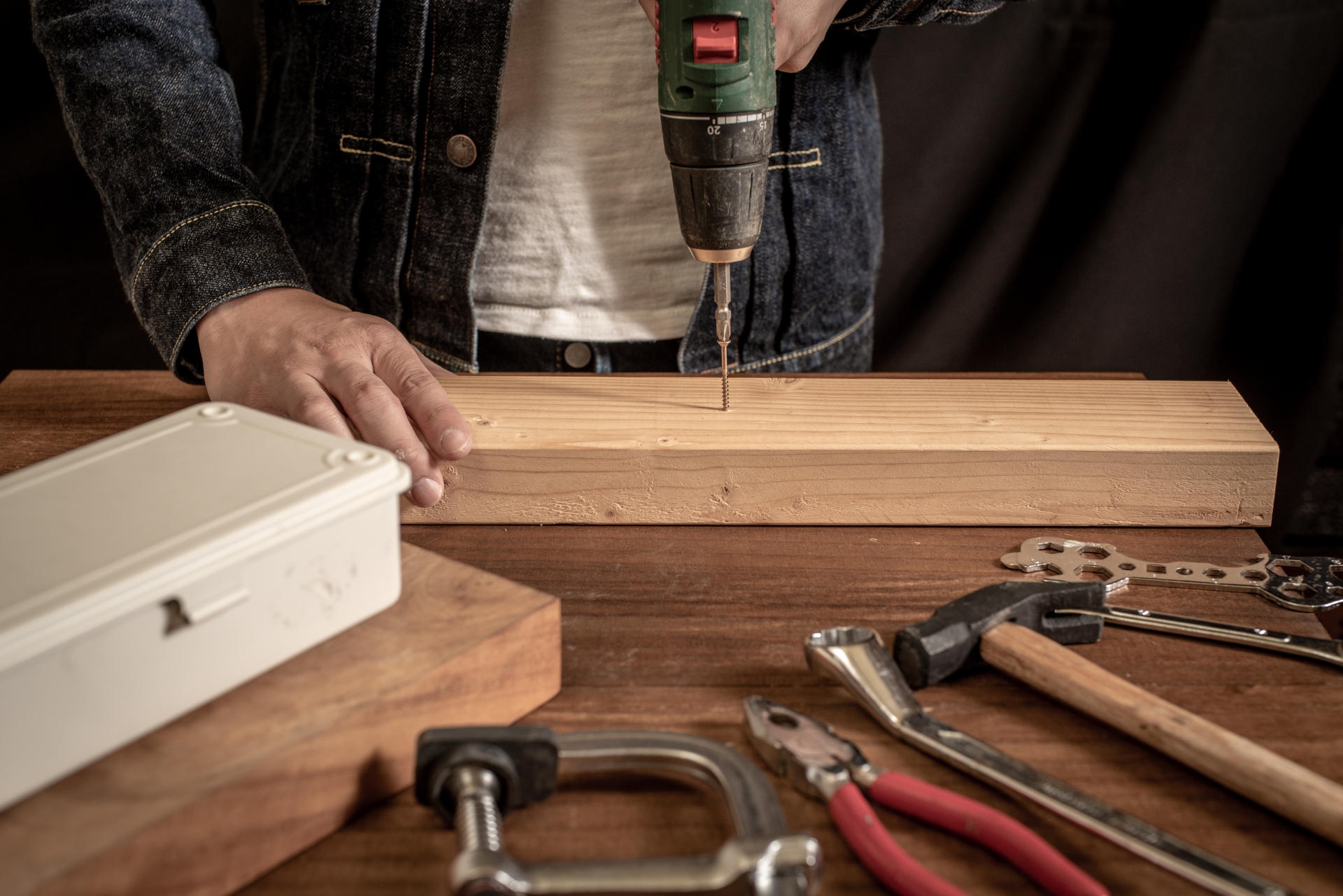 這名爸爸是系統櫃師傅，平常除了工作使用的工具外，還必備大冰紅。（示意圖，photoAC）