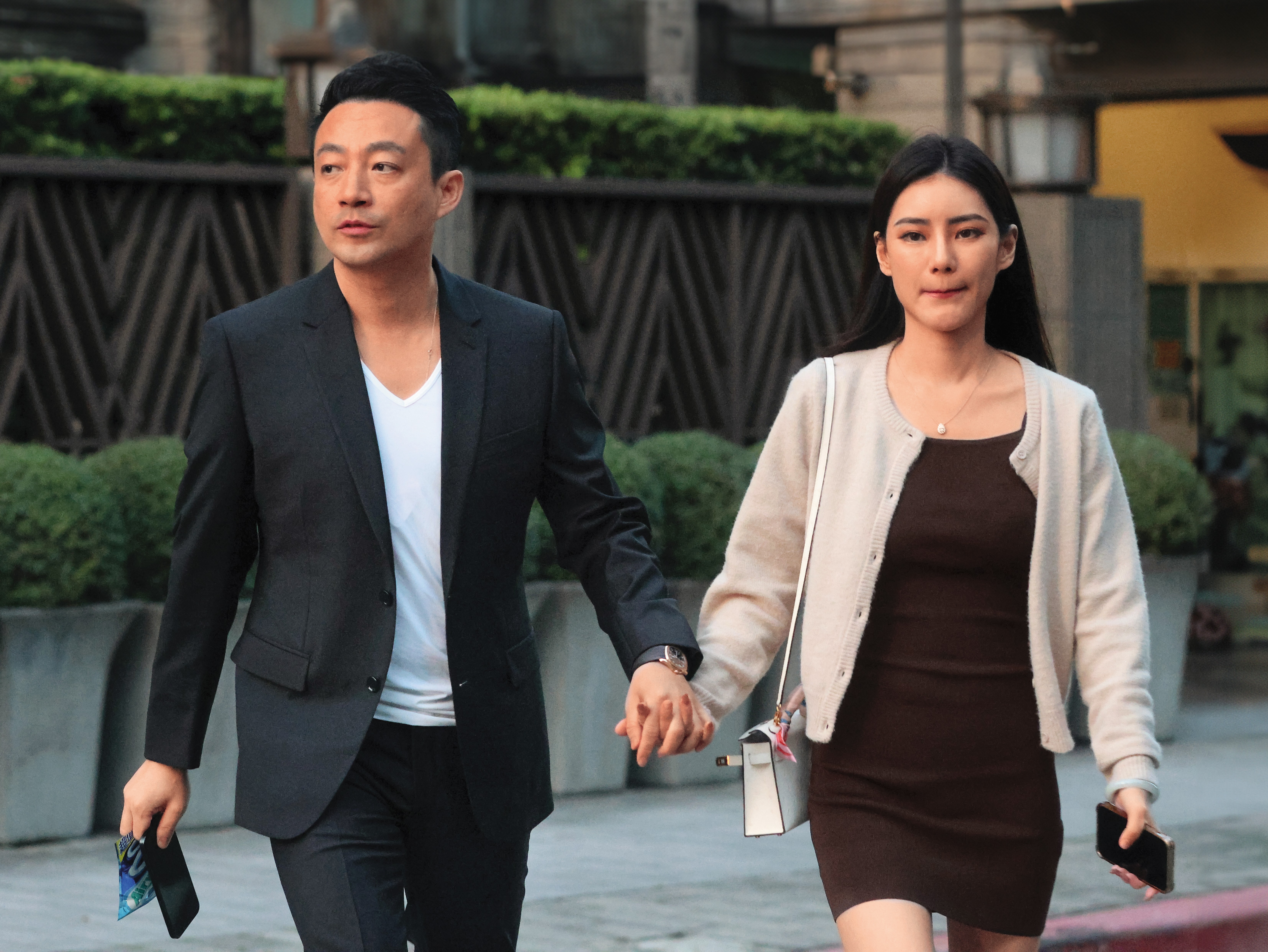 3/12 17：47，回到租屋處不久，汪小菲和Mandy再度手牽著手出門。