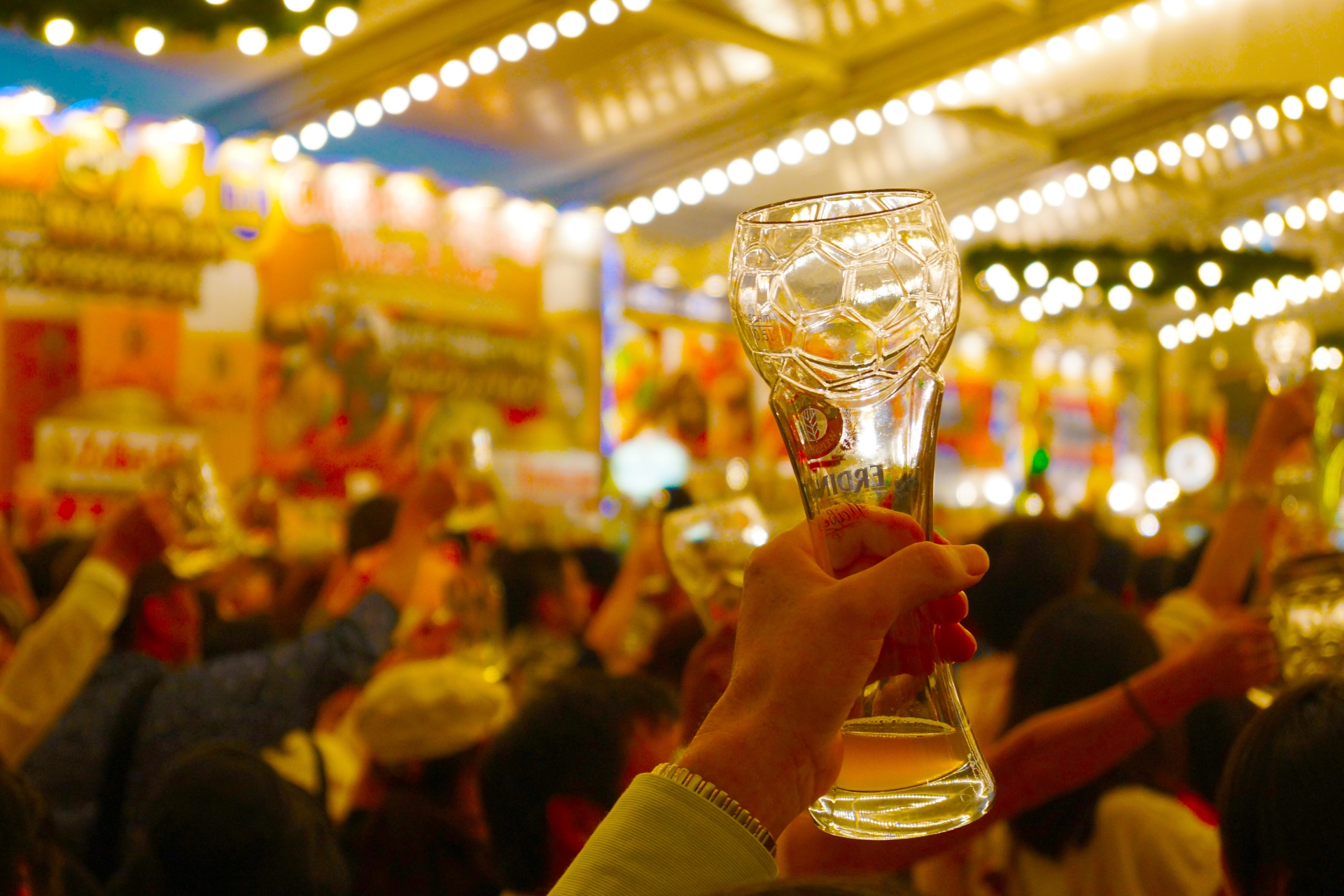 一年一度的尾牙又到了，許多企業都照慣例聚餐加上抽獎來鼓勵員工，但直播主楠哥哥直接取消尾牙改發現金。（示意圖，PhotoAC）