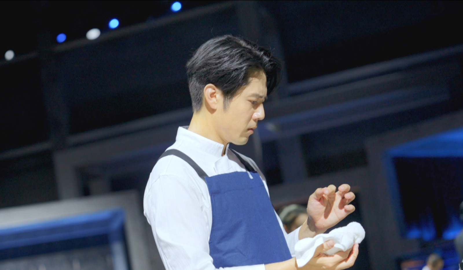 胡宇威下廚切菜意外見血　老婆陳庭妮後知後覺餵食放閃