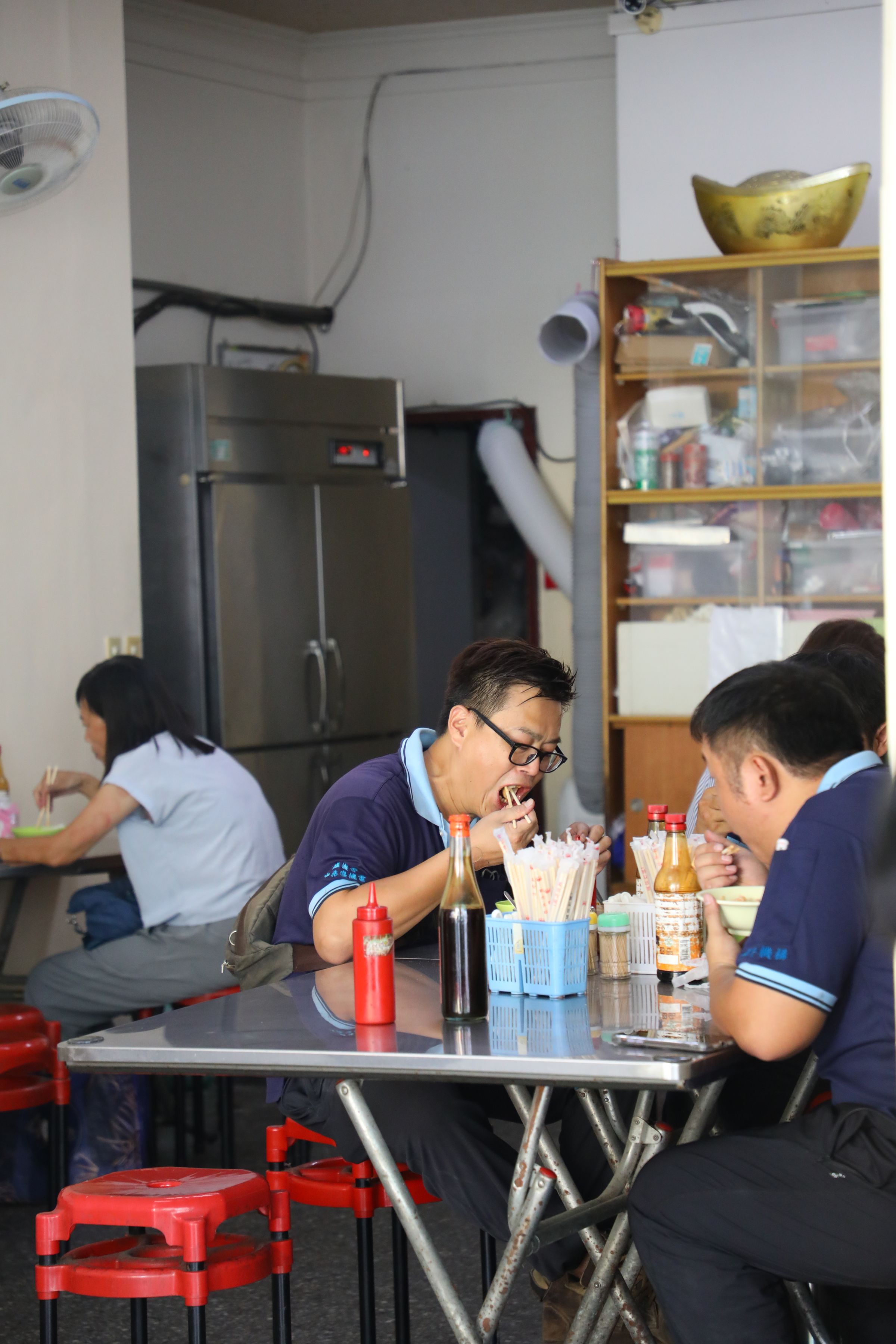 店內小吃分量大又實惠，吸引不少附近的男性上班族。