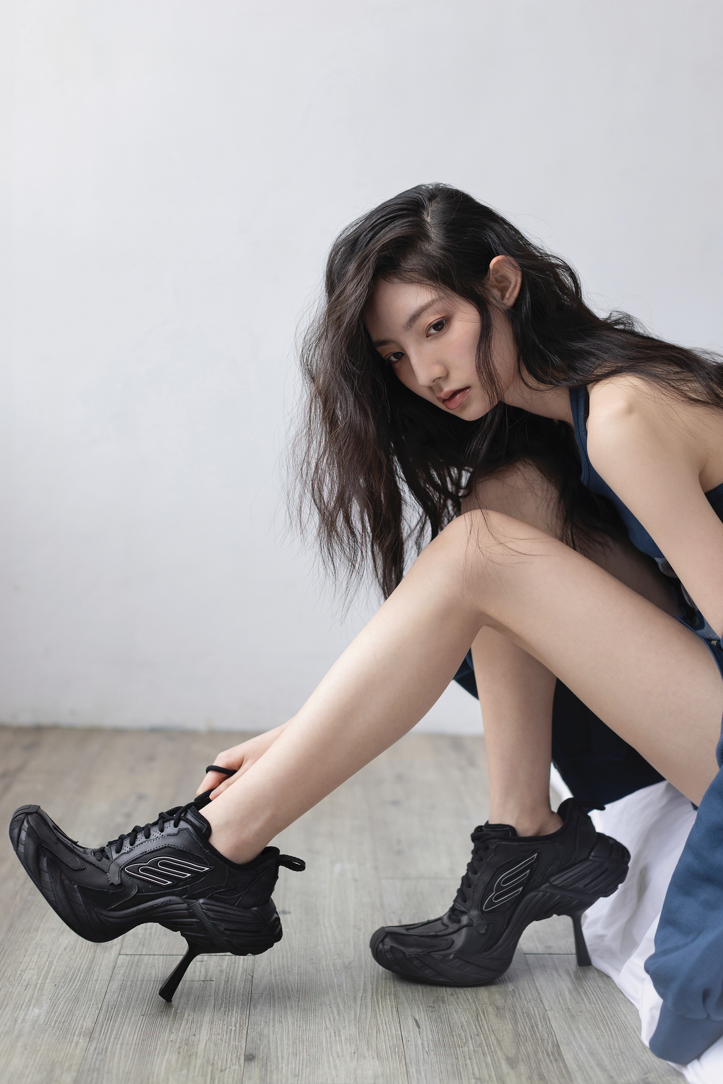 品牌大使T系列上衣 價格店洽 by BALENCIAGA、Monday Heel 價格未定 by BALENCIAGA